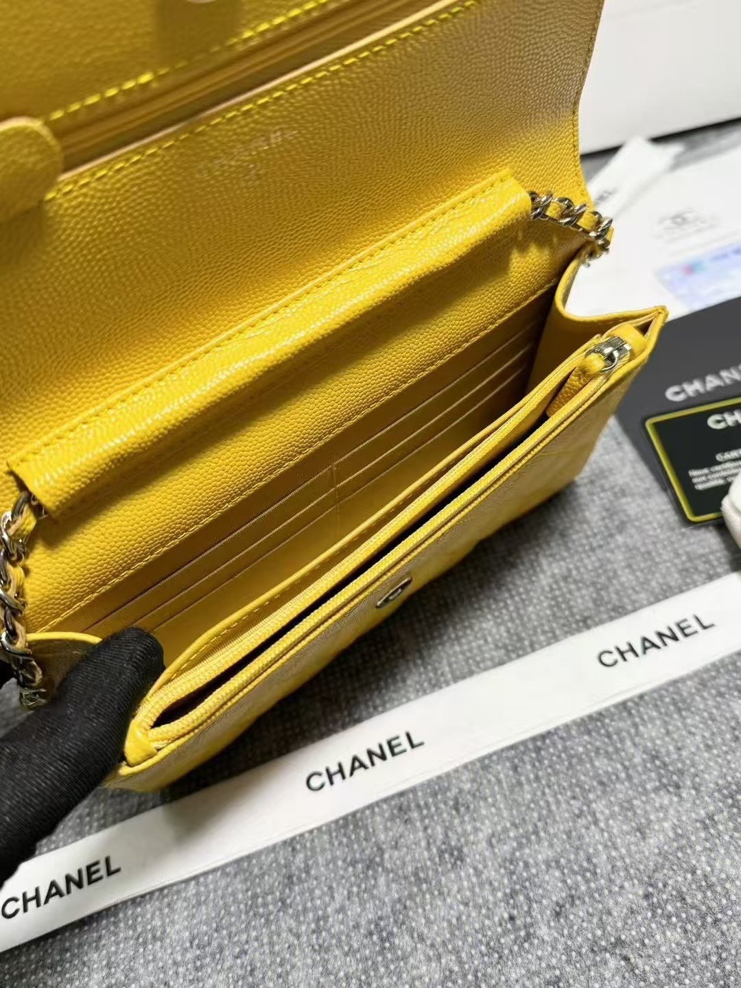 Chane🎶链子钱包
颗粒压花小牛皮与亮漆色金色金属 
它的logo是由3种不同颜色宝石拼接而成的双C