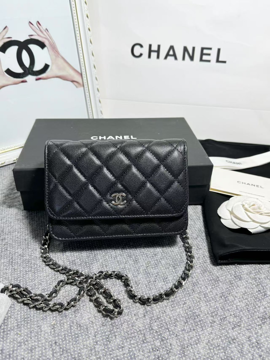 Ohanel  20款mini 爱心 原单品质！采用兹扣五金方便！双层内里！上方还带卡位！后幅带拉链隔层