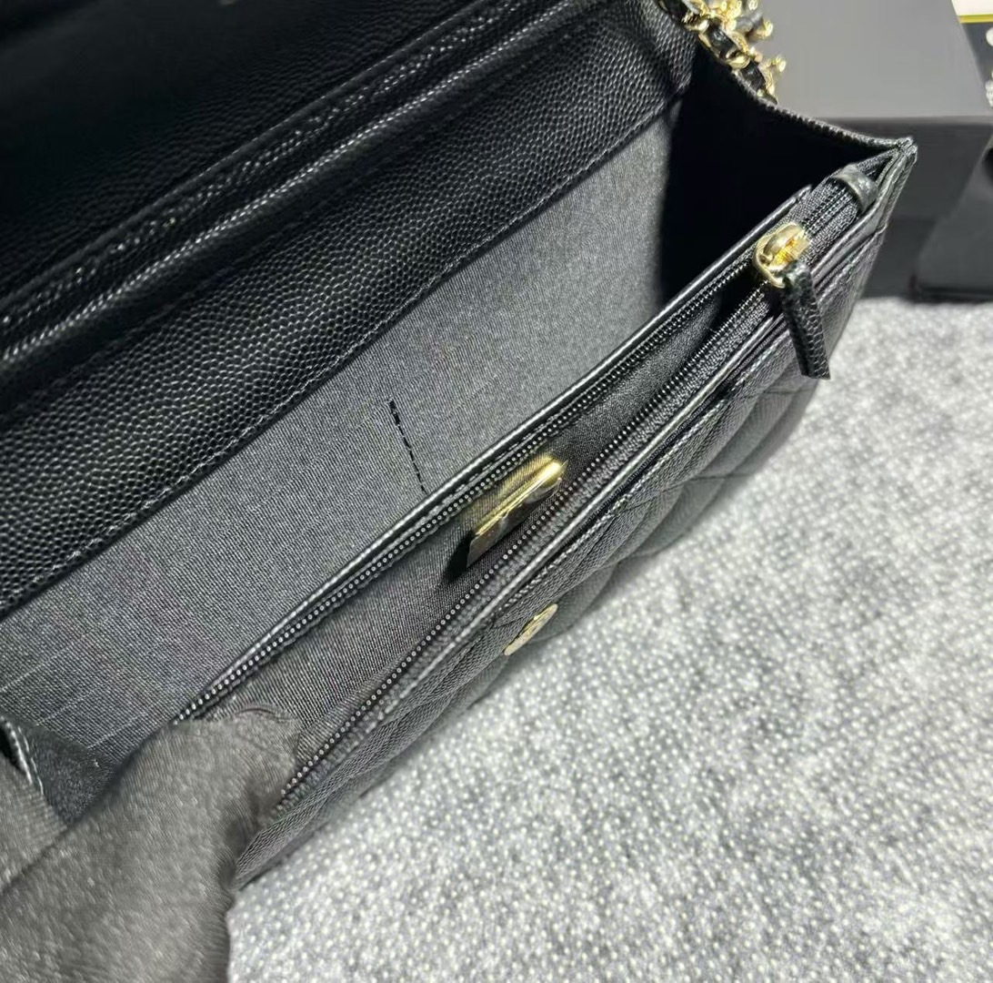 ap-2298  Chanel  链子钱包 肩带却是由双c  coco标志性logo拼接而成 炒鸡有特色