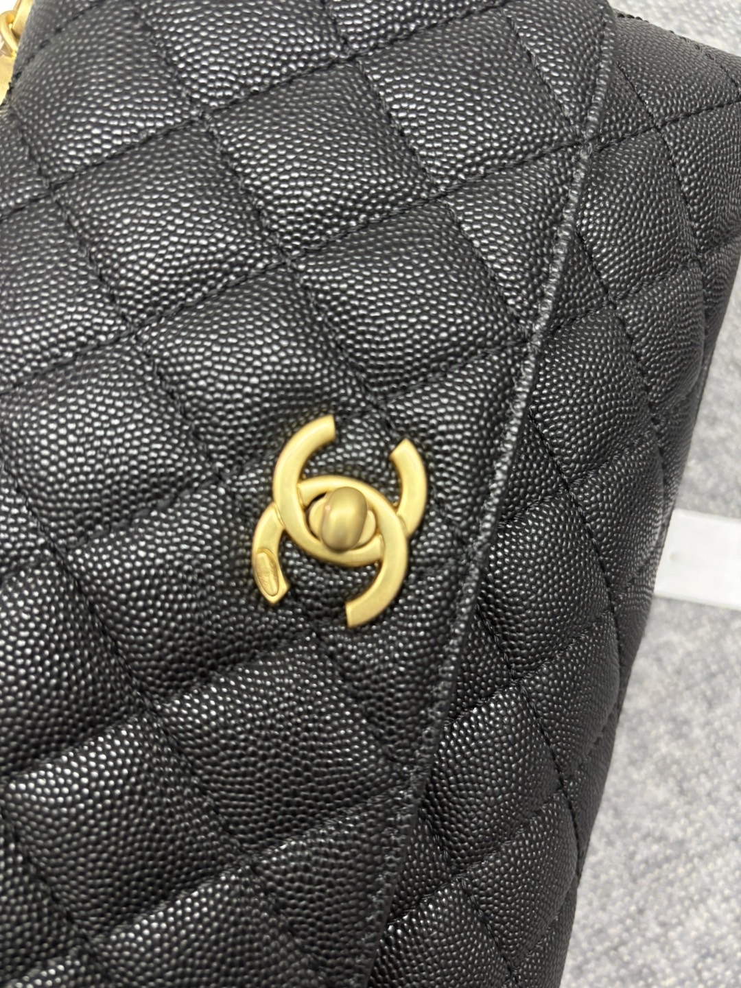23p Chane1 型号 92990 𝑐𝑜𝑐𝑜 ℎ𝑎𝑛𝑑𝑙𝑒 口盖手提包 当季辣子鸡 炒鸡nice ，