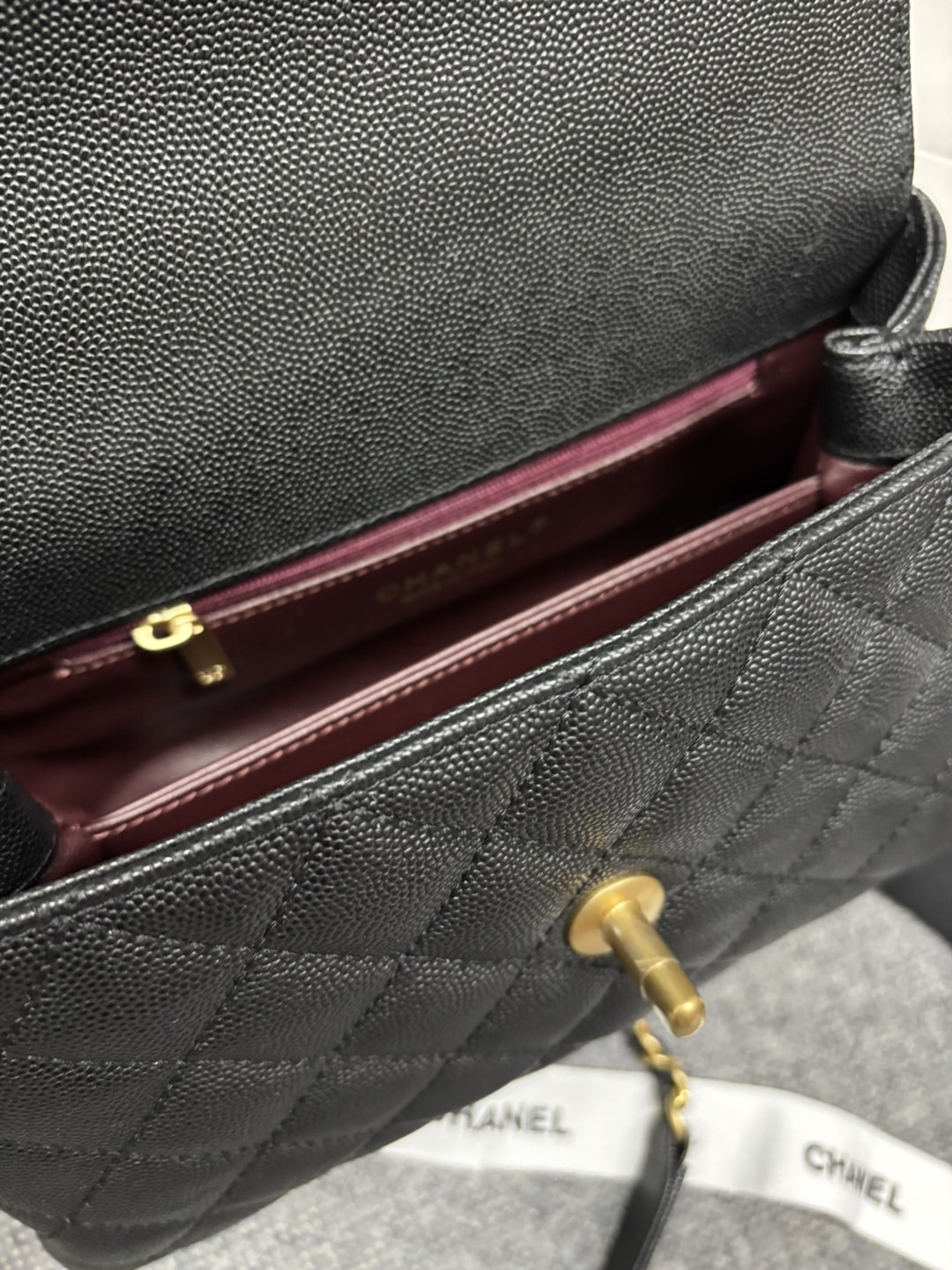 23p Chane1 型号 92990 𝑐𝑜𝑐𝑜 ℎ𝑎𝑛𝑑𝑙𝑒 口盖手提包 当季辣子鸡 炒鸡nice ，