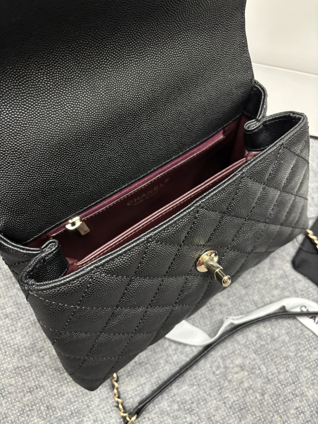 23p Chane1 型号 92990 𝑐𝑜𝑐𝑜 ℎ𝑎𝑛𝑑𝑙𝑒 口盖手提包 当季辣子鸡 炒鸡nice ，