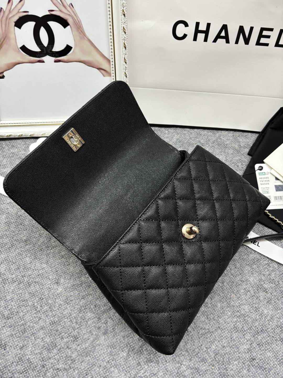 23p Chane1 型号 92990 𝑐𝑜𝑐𝑜 ℎ𝑎𝑛𝑑𝑙𝑒 口盖手提包 当季辣子鸡 炒鸡nice ，