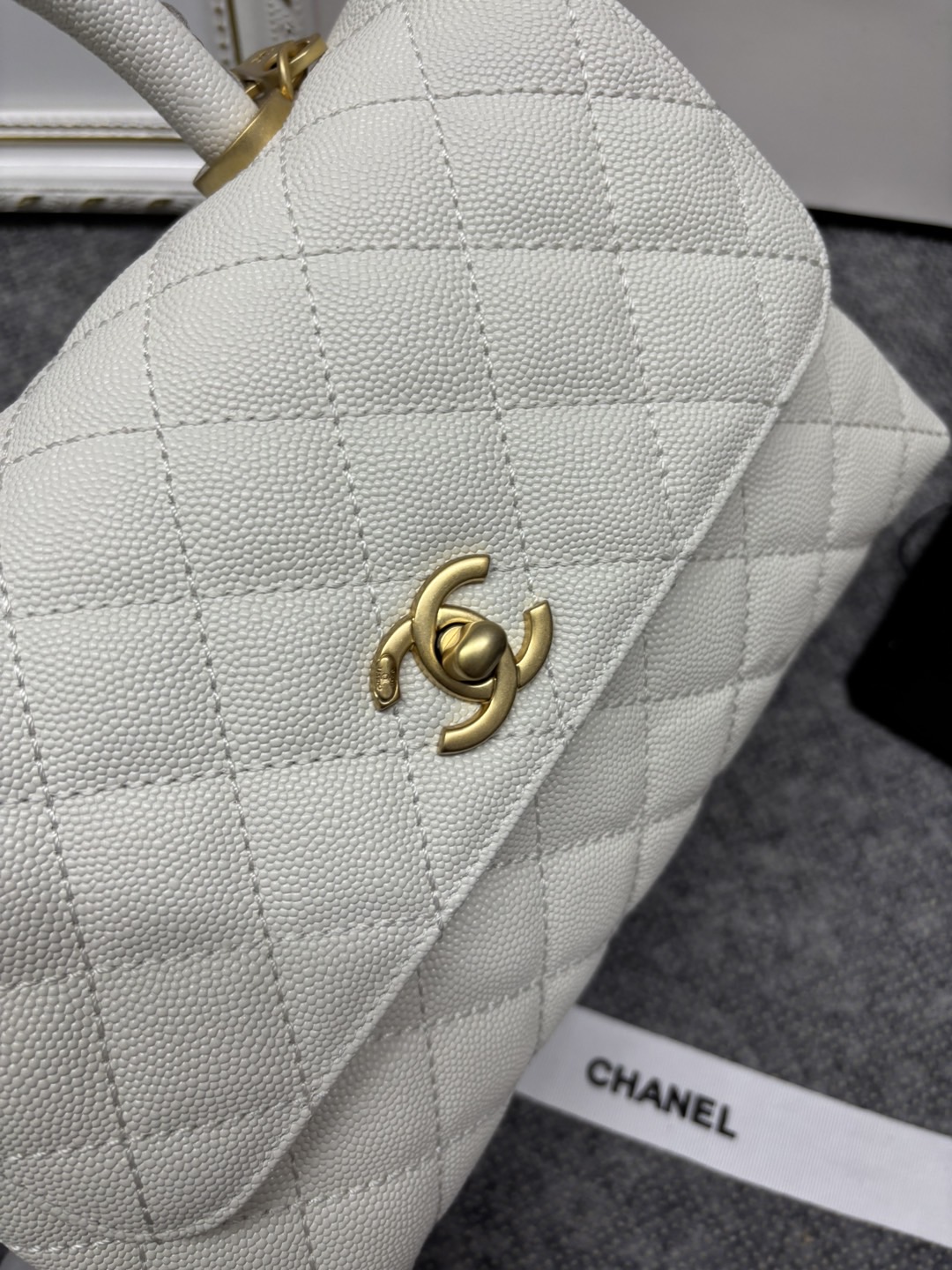 23p Chane1 型号 92990 𝑐𝑜𝑐𝑜 ℎ𝑎𝑛𝑑𝑙𝑒 口盖手提包 当季辣子鸡 炒鸡nice ，