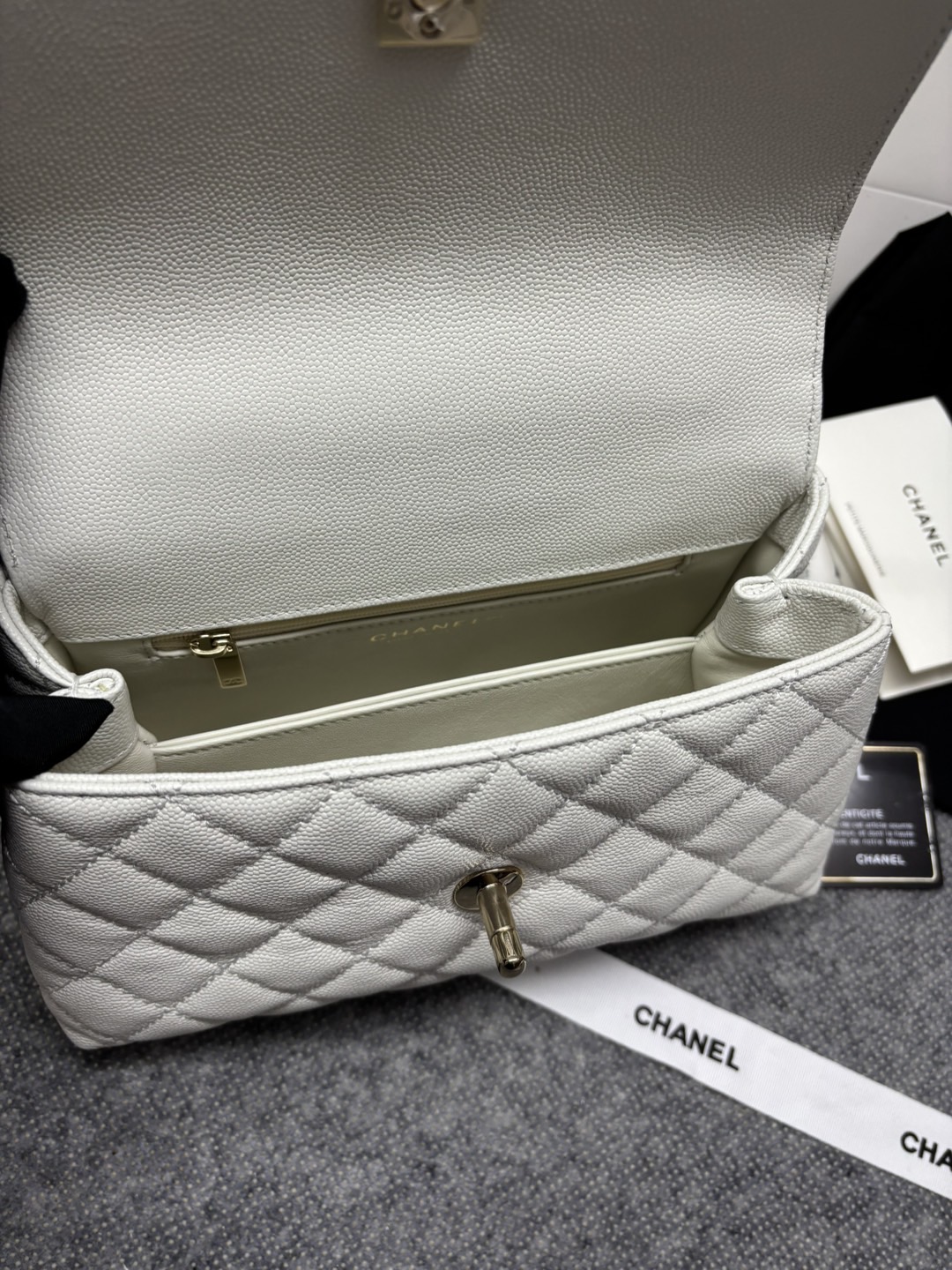 23p Chane1 型号 92990 𝑐𝑜𝑐𝑜 ℎ𝑎𝑛𝑑𝑙𝑒 口盖手提包 当季辣子鸡 炒鸡nice ，