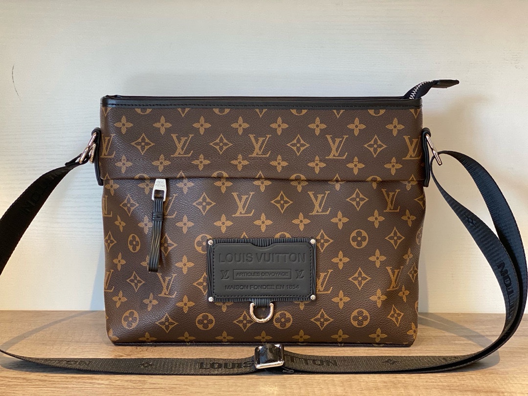 Louis Vuitton Crossbody & Shoulder Bags Shop Designer
 Men Cowhide Deerskin