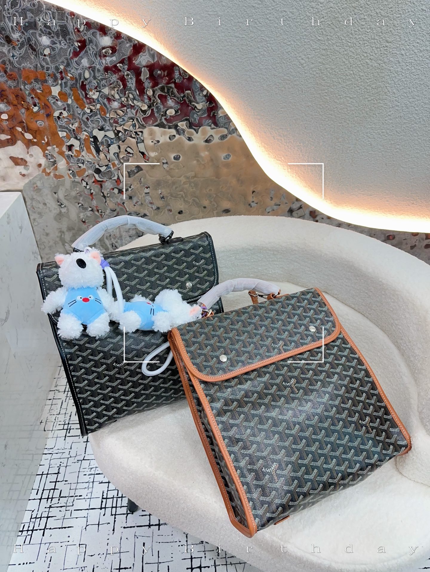 QueenXuan新品推荐
💰360💰🈚盒
戈雅双肩包  阿希哥同款 ‼️Goyard戈雅原厂订制Y涂鸦料配皮轻便 耐磨材质📖出行易搭配 有个性 网红同款 品质超赞 人手必备的一款😎喜欢的抓紧自留啦 尺寸：29.33.10