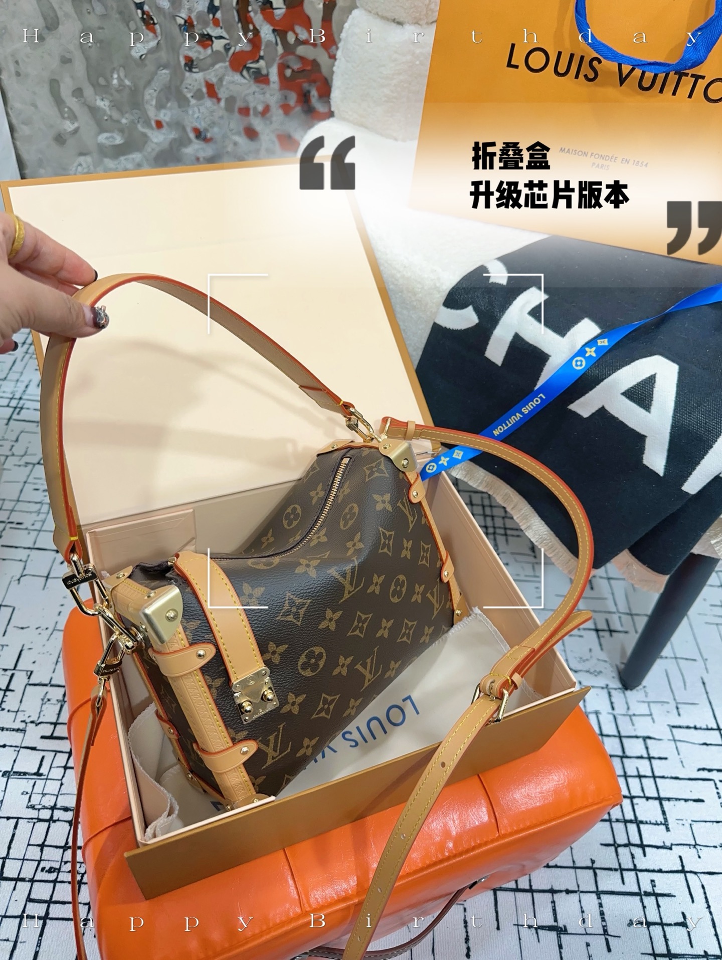 Queenxuan New Product Recommendation | 278 Folding Box | Chip Version | Lv's New Show Style Side Trunk | This Season's Blockbuster New Style, The Same Style As Gu Ailing's Show | The Real Thing Is Really Textured | The Design Of The Soft Box Is Not Too Rigid | Gu Ailing's 1ook Lining Bag Is A Bit Like The Men's Softtrunk. It Lacks The Chain Design And Has An Extra Handle. The Capacity Is Impressive, And There Is A Small Buckle At The Zipper. | When Carried By Hand, The Bag Will Have A Nice Arc Shape, While When Using A Wideband, The Bag Will Be Square. Both Styles Are Great. | Size 24/17