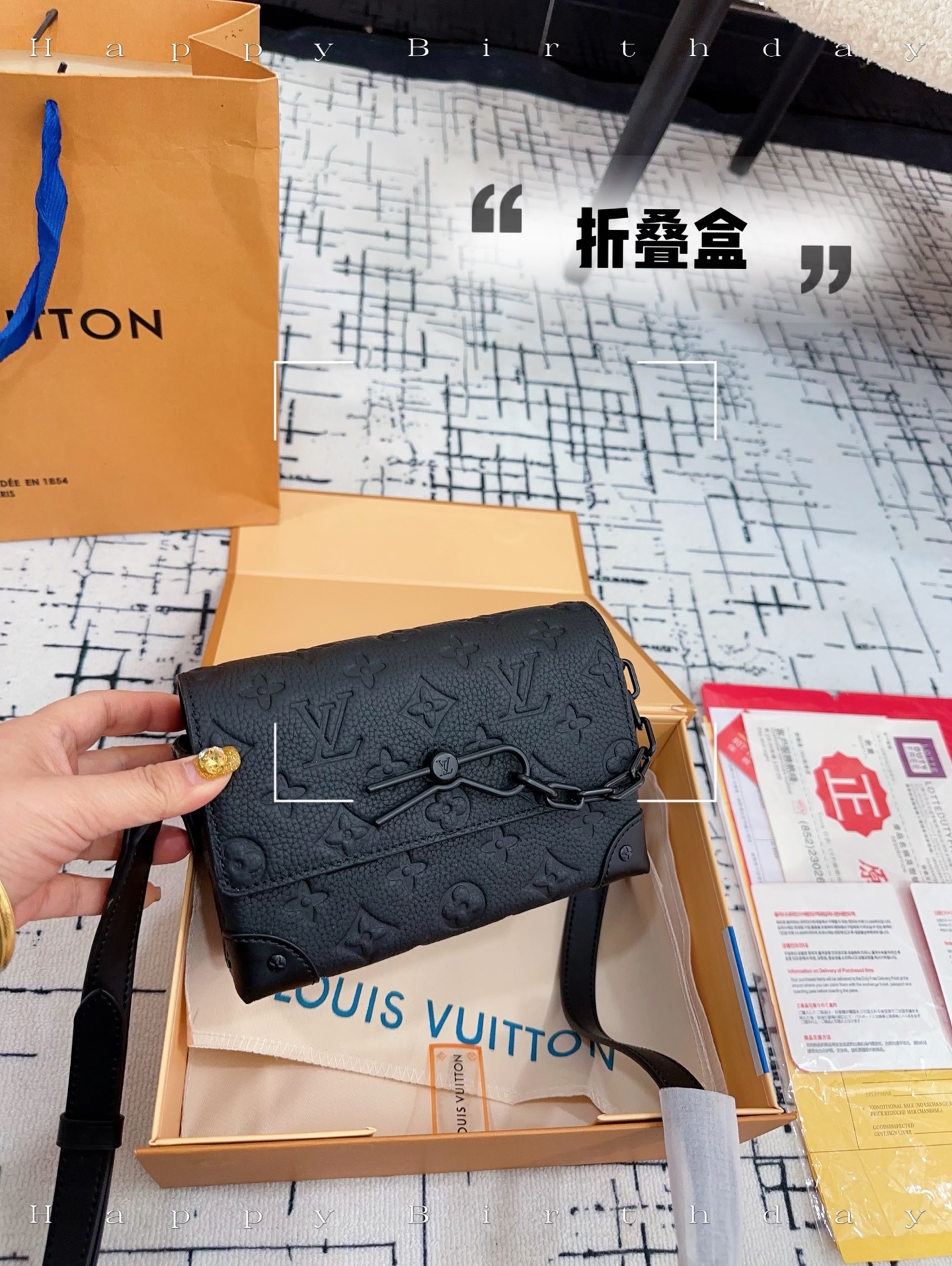 Queenxuan New Product Recommendation | Embossed Cowhide P270 Folding Gift Box | Lv Steamer Black Flower Box Bag, Made Of Black Embossed Cowhide, Classic Monogram Presbyopic Design, Low-key And Recognizable. Square And Compact, Measuring Approximately 18×12cm, It Comes With An Adjustable Shoulder Strap And Can Be Worn On One Shoulder Or Cross-body The Chain Lock Has A Great Sense Of Design, And The Internal Space Can Hold Mobile Phones, Card Holders And Other Daily Small Items, Making It Suitable For Commuting And Leisure. Chip Model, Genuine And Worry-free, Can Be Carried By Both Men And Women, Neutral Style And Versatile, Fashionable And Practical, A Must-have For Fashionable People