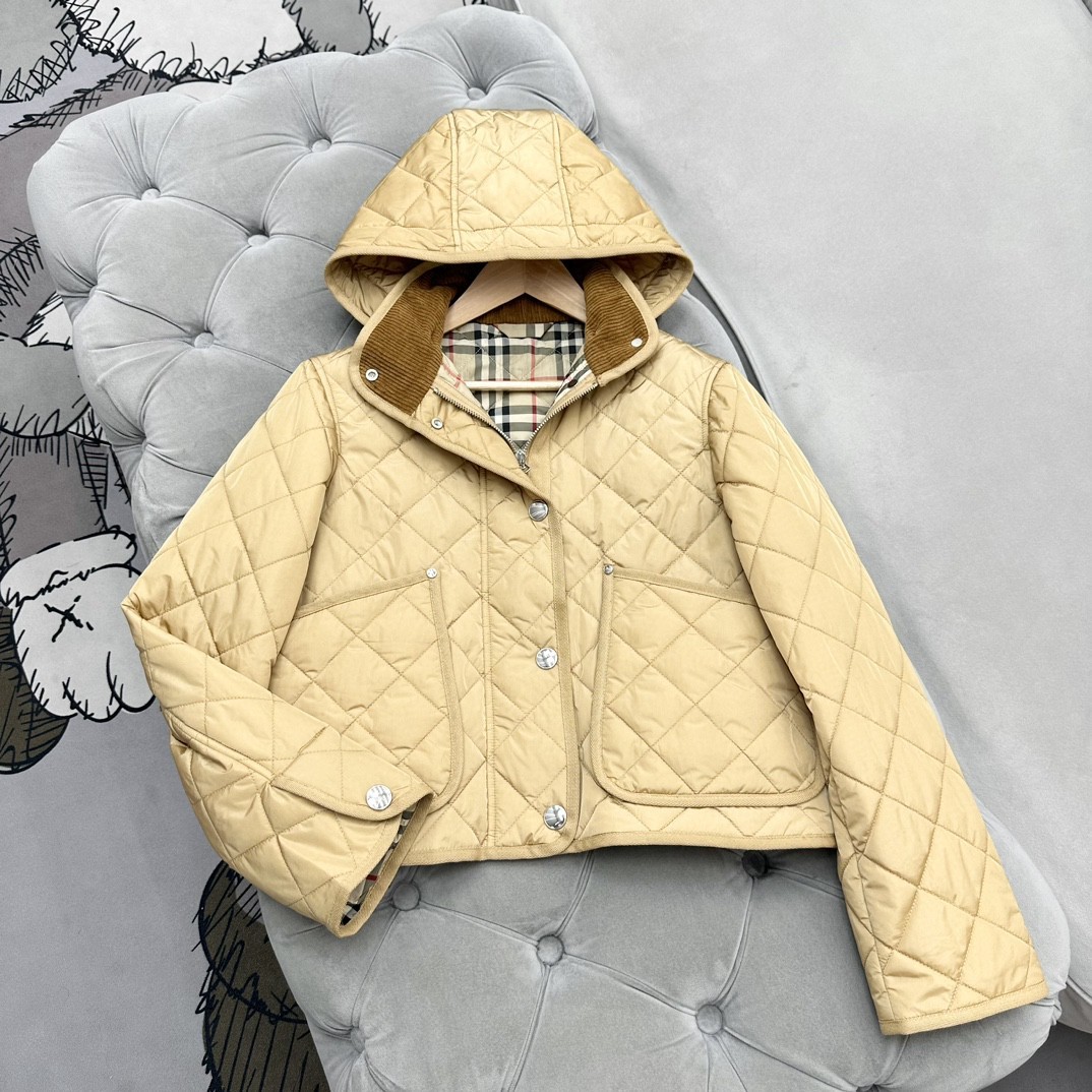 这件夹克属于那种搭配好了就会让你在人群中脱颖而出，经典格纹很有辨识度。天气冷一点的时候还可以作为外套的内搭，既保暖又能增加穿搭的层次感，越看越I好看系列。