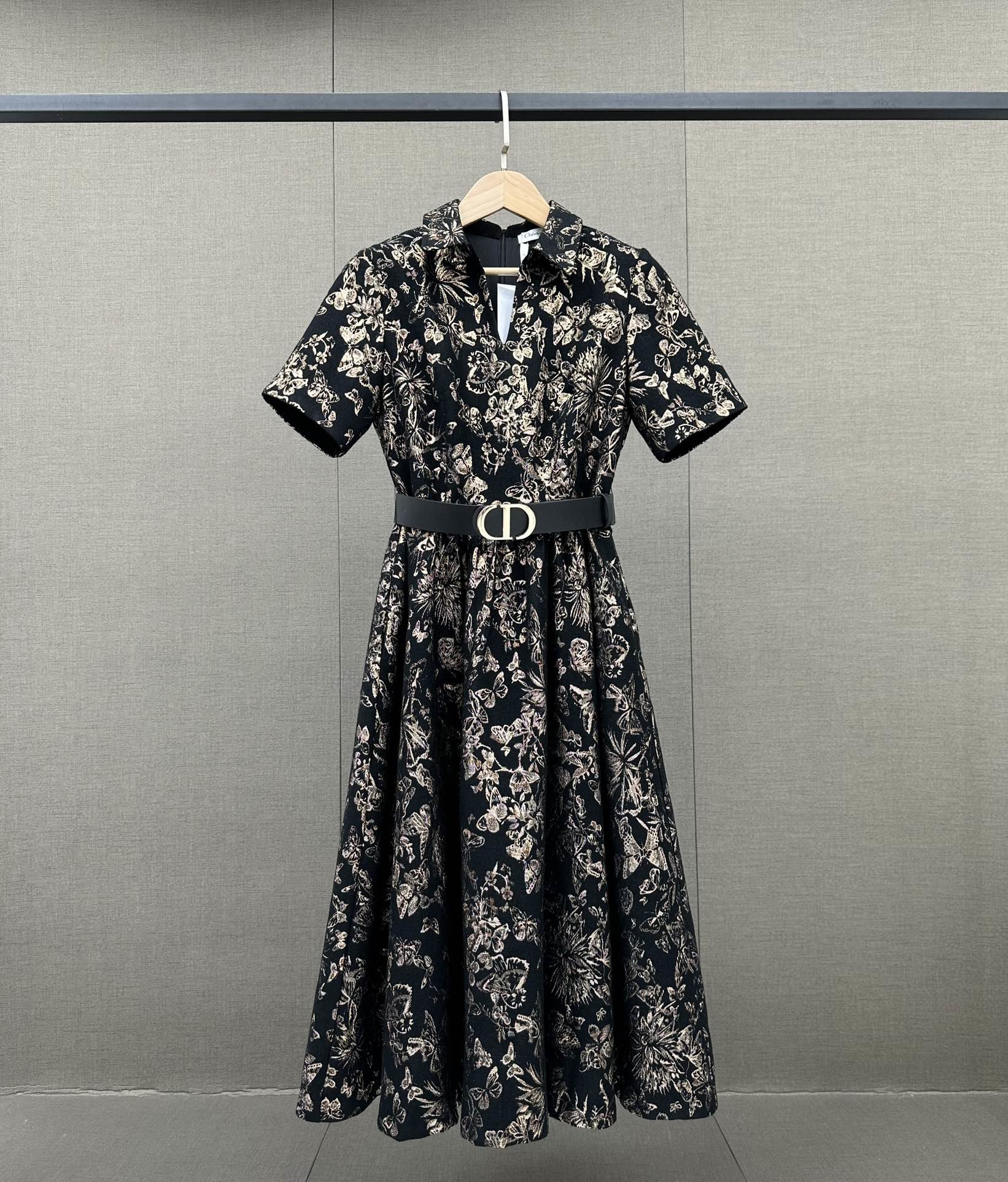 典雅的印花设计带有丝丝复古韵味摩登有腔调感这款Dior连衣裙它能悄悄变得更有价值感精致的版型不刻意的就将