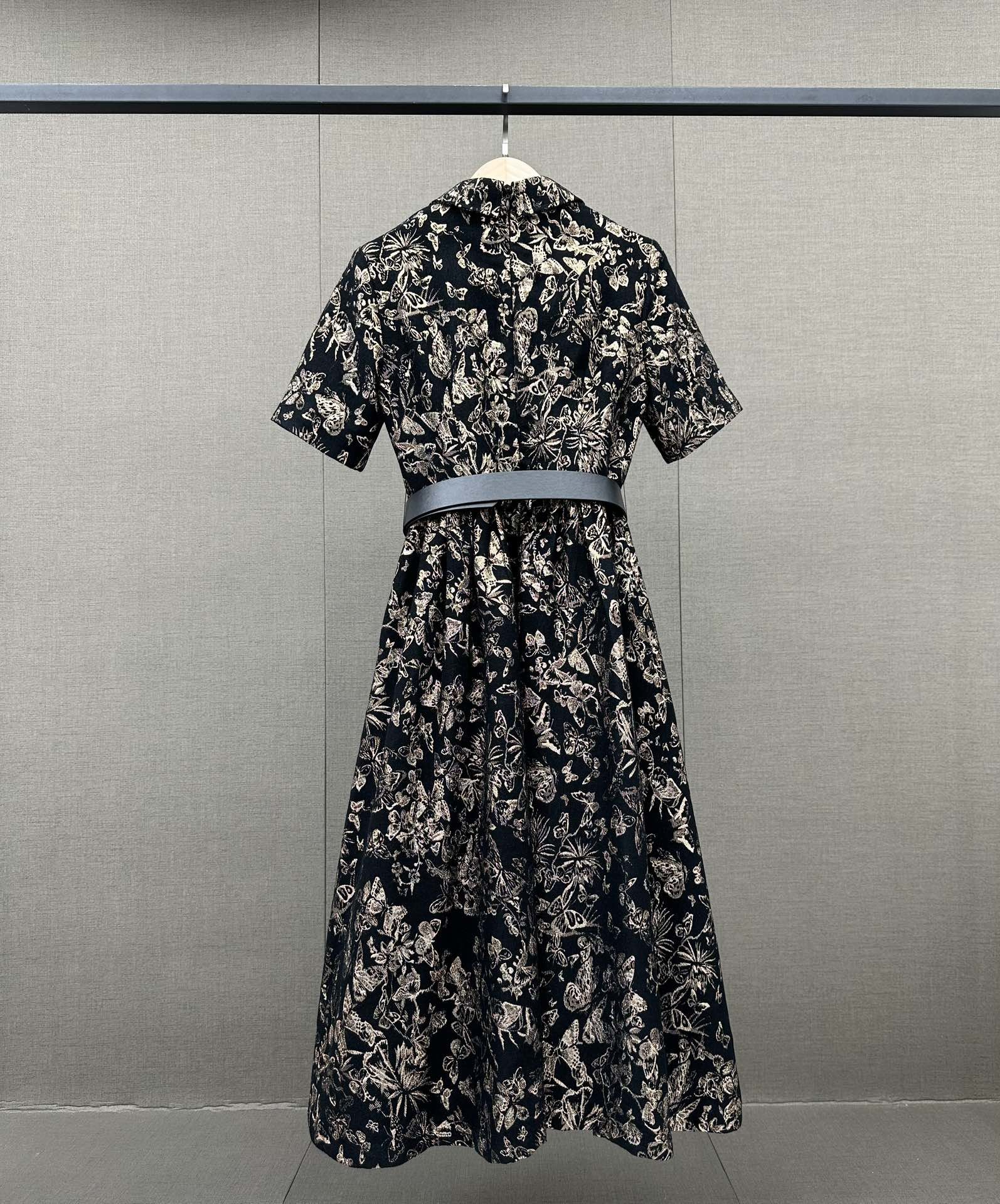 典雅的印花设计带有丝丝复古韵味摩登有腔调感这款Dior连衣裙它能悄悄变得更有价值感精致的版型不刻意的就将