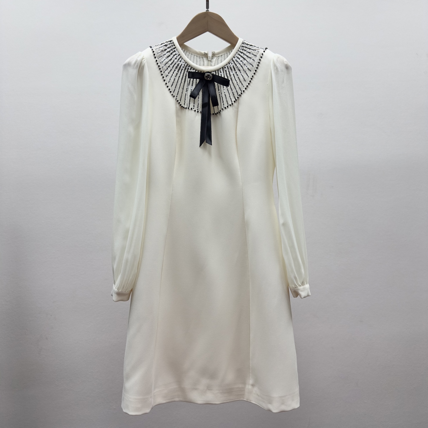 NO:315274,miu mi~u 25 spring and summer new style, ever-changing fashionable and unchanging dress, dress prepared every spring and summer bi every year, are the sisters ready this year? This dress is really beautiful and has nothing to say!  !  The workmanship is full of flash diamonds on the neckline and the chest. The workmanship is invincible. Heavy Industry is purely handmade and inlaid with flash diamonds. The quality is also very high. Sisters can always believe in the quality of our family. A small streamer is also tied with a bow on the neckline. It is a cute and elegant skirt. The skirt is made of a classic A-line skirt that covers the flesh and makes it look slim. This is exactly the skirt that looks slim and actually covers the flesh!  The wide A-shaped hem and the skirt swaying in the wind are even more beautiful. The slim fit style shows off the beautiful figure and the beautiful S-shaped curves are revealed. The skirt is simple and elegant, in line with the enthusiastic atmosphere of spring and summer, and looks light and bright, full of vitality and vitality. Two colors S-XXL five,,miumiu, skirts, alexander wang19860909miu mi~u 25春夏新款 万变的时尚不变的连衣裙 每年春夏bi备的连衣裙 今年姐妹们准备好了吗这款连衣裙真的好看de没话说！！ 搭配领口处和胸前两圈满满的闪钻做工无敌重工都是纯手工镶嵌闪钻品质也是非常高哦姐妹们可以永远相信我们家的品质~领口处还做了小飘带系上蝴蝶结氛围感满分~ 非常显气质减龄可爱的一款小裙子,裙子做的是经典的小A字裙遮肉又显瘦这正是这条裙子看似修身其实裙子本身非常遮肉哟！ 宽大的A字下摆,随风摇曳的裙摆更是美不胜收,修身的版型,尽显美好身材, 唯美的S型曲线毕露.裙身geng是素净雅致,符合春夏的热情氛围,显得更是轻快明亮,充满活力与生机. 两色S-XXL五,,miumiu,skirts,alexander wang,Women's clothing