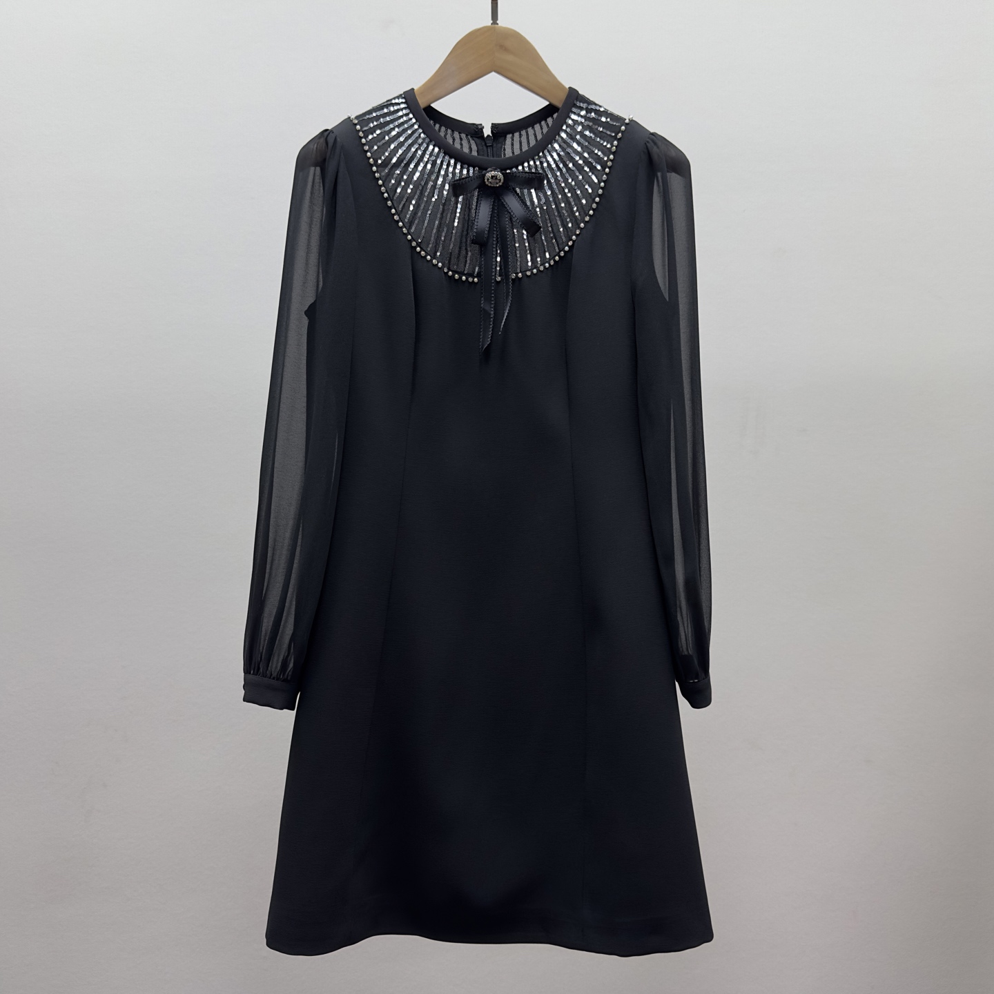 NO:315227,miu mi~u 25 spring and summer new style, ever-changing fashionable and unchanging dress, dress prepared every spring and summer bi every year, are the sisters ready this year? This dress is really beautiful and has nothing to say!  !  The workmanship is full of flash diamonds on the neckline and the chest. The workmanship is invincible. Heavy Industry is purely handmade and inlaid with flash diamonds. The quality is also very high. Sisters can always believe in the quality of our family. A small streamer is also tied with a bow on the neckline. It is a cute and elegant skirt. The skirt is made of a classic A-line skirt that covers the flesh and makes it look slim. This is exactly the skirt that looks slim and actually covers the flesh!  The wide A-shaped hem and the skirt swaying in the wind are even more beautiful. The slim fit style shows off the beautiful figure and the beautiful S-shaped curves are revealed. The skirt is simple and elegant, in line with the enthusiastic atmosphere of spring and summer, and looks light and bright, full of vitality and vitality. Two-color S-XXL five-code, miumiu, skirts, alexander wang19860909miu mi~u 25春夏新款 万变的时尚不变的连衣裙 每年春夏bi备的连衣裙 今年姐妹们准备好了吗这款连衣裙真的好看de没话说！！ 搭配领口处和胸前两圈满满的闪钻做工无敌重工都是纯手工镶嵌闪钻品质也是非常高哦姐妹们可以永远相信我们家的品质~领口处还做了小飘带系上蝴蝶结氛围感满分~ 非常显气质减龄可爱的一款小裙子,裙子做的是经典的小A字裙遮肉又显瘦这正是这条裙子看似修身其实裙子本身非常遮肉哟！ 宽大的A字下摆,随风摇曳的裙摆更是美不胜收,修身的版型,尽显美好身材, 唯美的S型曲线毕露.裙身geng是素净雅致,符合春夏的热情氛围,显得更是轻快明亮,充满活力与生机. 两色S-XXL五码,,miumiu,skirts,alexander wang,Women's clothing