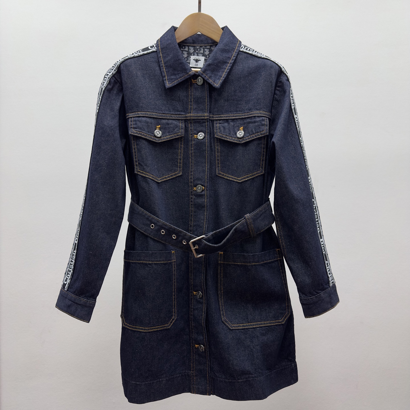 NO:315247,dio~r 25 early spring new letter webbing denim dress If classics speak, then denim skirts will resound. Blue is the essence of denim fabric. The texture of denim fabric is retro. It is worth mentioning the unique lapels and elegant temperament. Isn’t that right! ! The basic silhouette of the fashionable jeans is very comfortable to hide. It is a style that is easy to wear and beautiful to wear. The whole line is simple and clear, straight and orderly, and it is naturally stylish just when held in the hand. Heavy industry washing water gradient breaks through the clean color of classic denim, making the overall visual effect both high-end dynamic and technological, and more varied and fashionable. Use high-quality denim fabrics, the surface texture has a certain thickness, the thickness is just right, but it is rough, but it is more fashionable than ordinary denim. The retro style is prominent, the cotton feels soft, but it has a more YI-definitely broad sense. Because it is a high-quality skirt fabric, the whole outlines the silhouette but not very close to the body. It is really no pressure when pressing the meat properly~ Single color SML three-code, dior, skirts, alexander wang19860909dio~r 25早春新款字母织带牛仔连衣裙 如果经典会说话那么牛仔裙必有回响,蓝色才是牛仔料的精髓所在,把牛仔面料的质地 复古.值得说的是别致的翻领,优雅的气质感这不就妥了 ！！ 时尚的基础廓型 ,藏肉得很安心,属于怎么穿都好穿又好看的款式,整件线条分割简单明晰,顺直有序,光是拿在手里就自然有型.重工洗水渐变,突破经典牛仔净色,让整体视觉效果,既有高级动感又突显科技感,更加多变洋气. 选用高品质牛仔面料,表面纹理有一定的粗度,粗细刚刚好 不过于粗犷,但比一般的牛仔有纹理更时尚,复古风格显著,棉的手感柔软,但更具备YI定的挺阔感. 因为是高质裙装面料,柔软整个勾勒出廓形却又不会很贴 身的感觉,适当压肉穿着上真正的没有压力~ 单色SML三码,,dior,skirts,alexander wang,Women's clothing