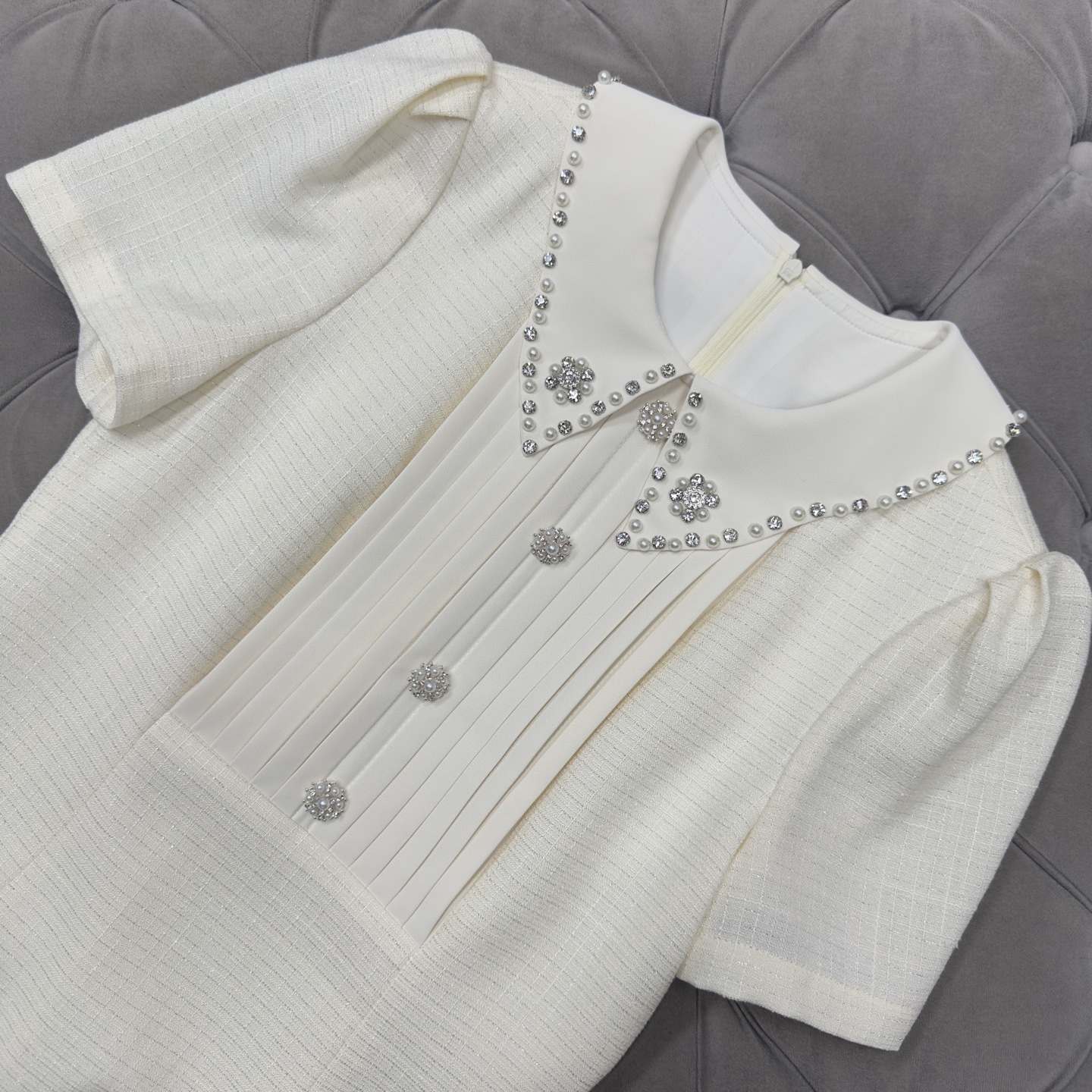 miu mi~u 春夏镶钻连衣裙 ,不想搭配衣服,这种时候就需要随手捞一件这样的连衣裙啦!!日常穿上也不