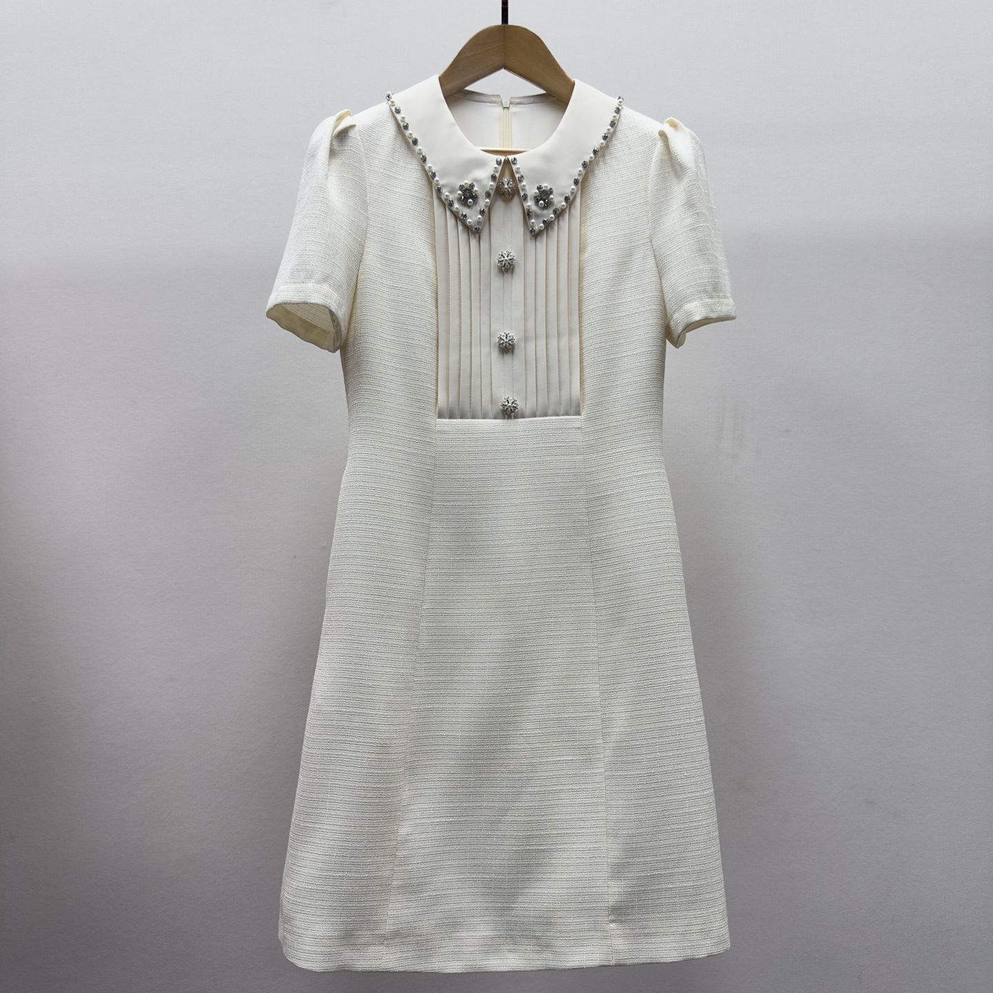 miu mi~u 春夏镶钻连衣裙 ,不想搭配衣服,这种时候就需要随手捞一件这样的连衣裙啦!!日常穿上也不