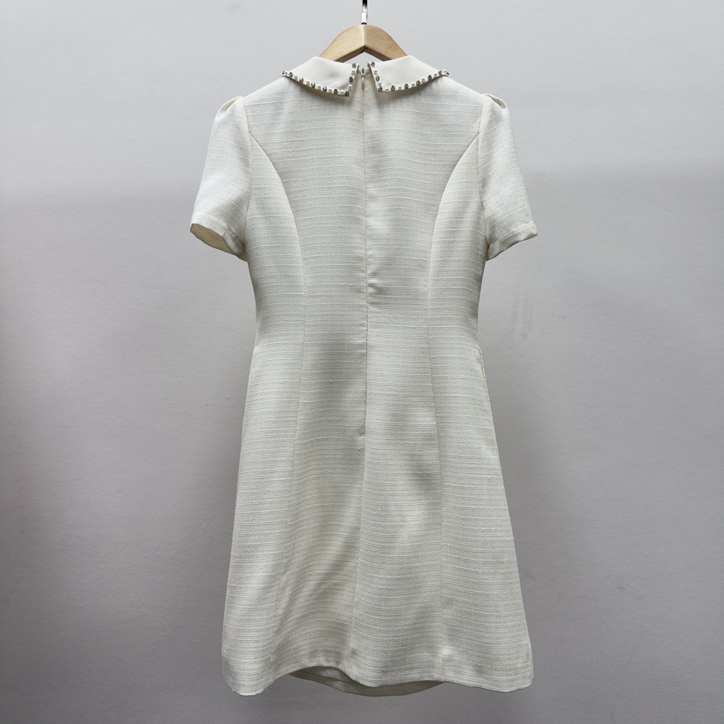 miu mi~u 春夏镶钻连衣裙 ,不想搭配衣服,这种时候就需要随手捞一件这样的连衣裙啦!!日常穿上也不