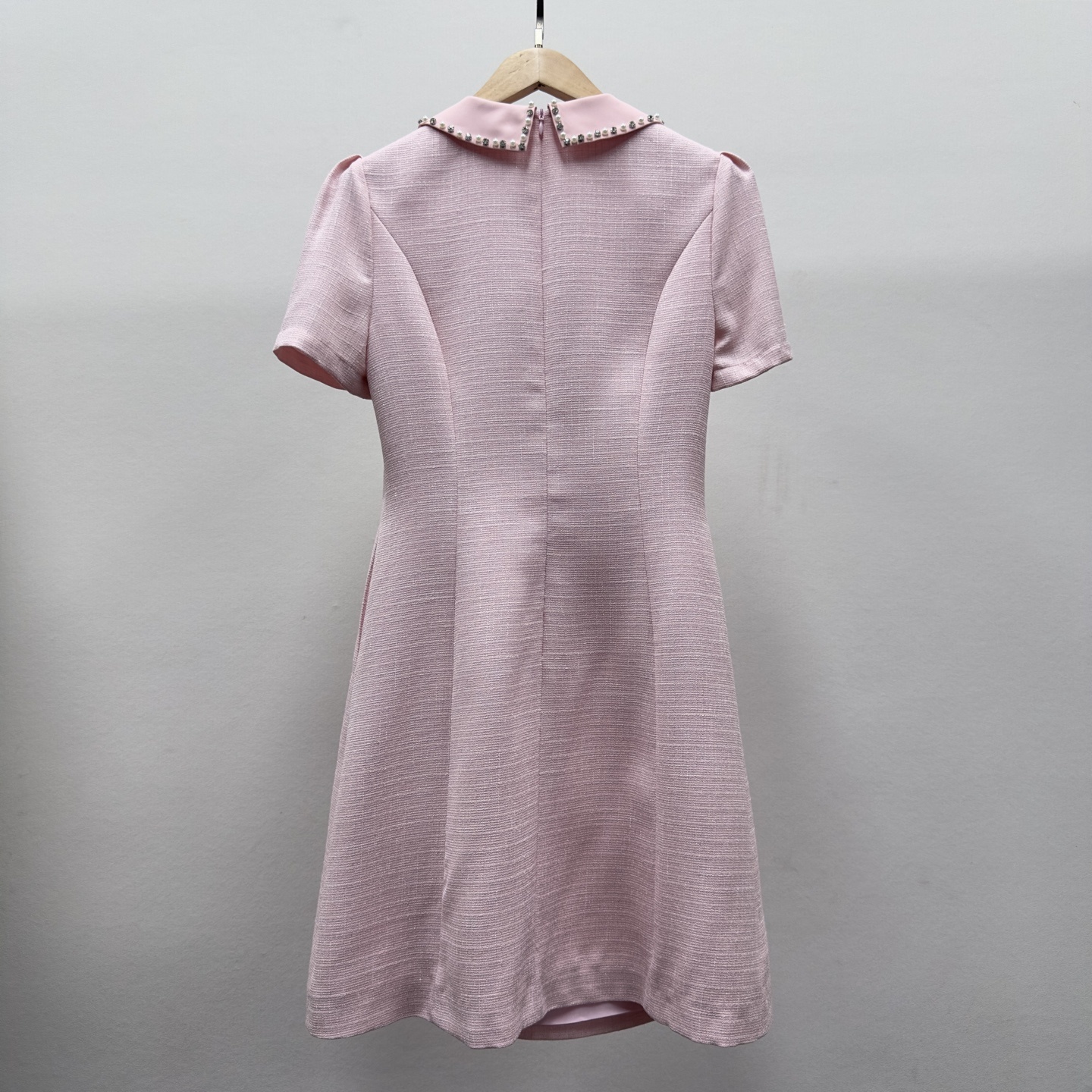 miu mi~u 春夏镶钻连衣裙 ,不想搭配衣服,这种时候就需要随手捞一件这样的连衣裙啦!!日常穿上也不