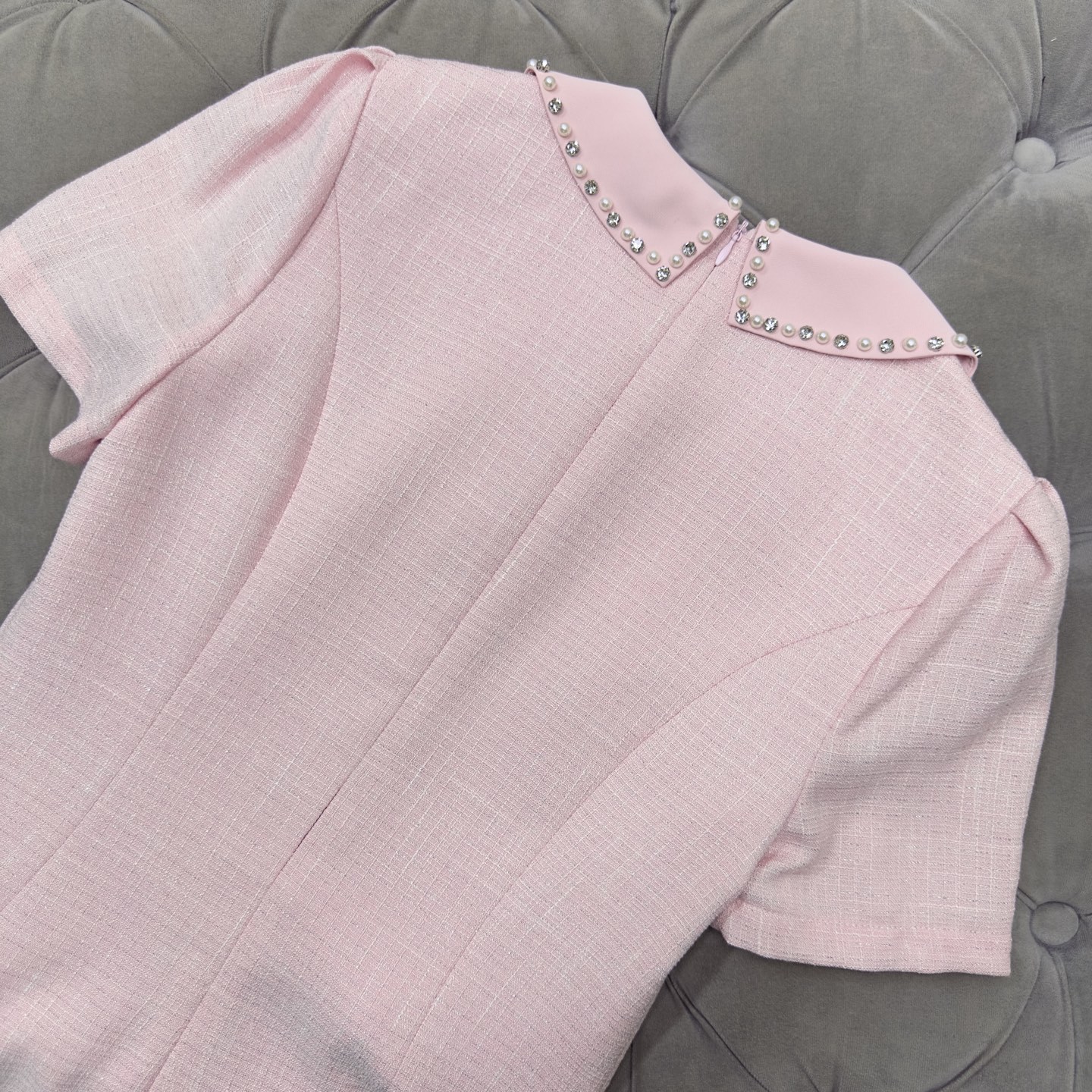 miu mi~u 春夏镶钻连衣裙 ,不想搭配衣服,这种时候就需要随手捞一件这样的连衣裙啦!!日常穿上也不