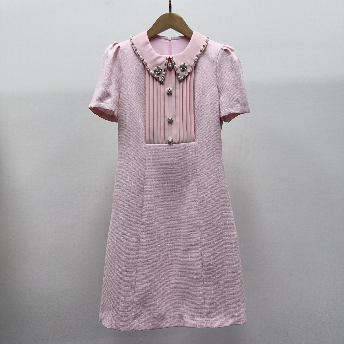 miu mi~u 春夏镶钻连衣裙 ,不想搭配衣服,这种时候就需要随手捞一件这样的连衣裙啦!!日常穿上也不