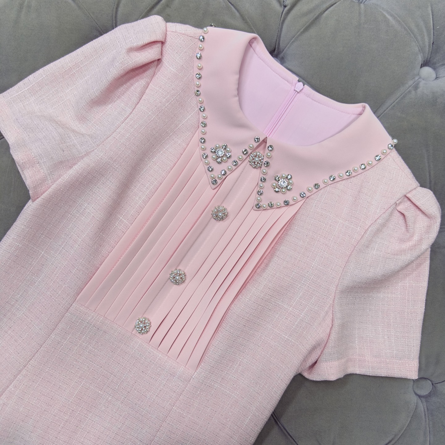 miu mi~u 春夏镶钻连衣裙 ,不想搭配衣服,这种时候就需要随手捞一件这样的连衣裙啦!!日常穿上也不
