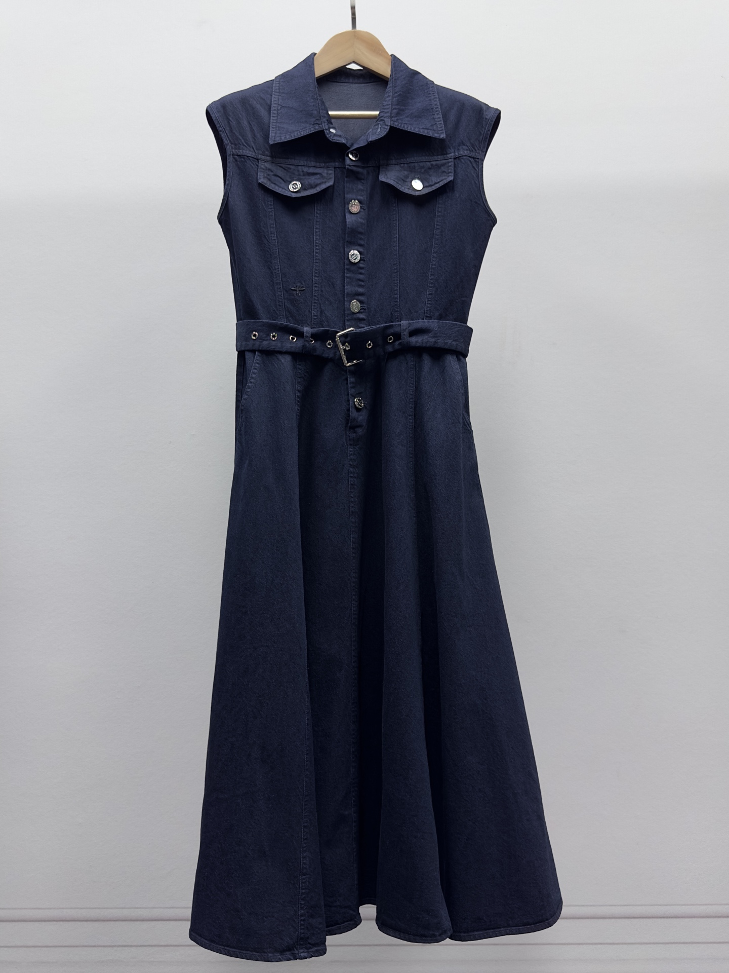 NO:328648,dio~r Retro Hong Kong style denim dress with small cover sleeve design, the upper body highlights the beautiful shoulder lines, making the arm lines look more slender. It is the A-line style of the gospel skirt of the sloping shoulders, and the waist-hugging design highlights the waistline and makes the waist-slim create a body proportion of 30% to 70%!  The classic POLO collar design highlights fashion taste, is versatile and not picky, lengthens the neck line, and the sleeve design is just as wide and narrow, which not only effectively modify the shoulder lines to make the shoulders look softer and thinner, but also ensures the freedom of movement of the arms!  !  The three-dimensional split line waist-lifting design highlights the slender waist and small waist, and the micro-A-shaped umbrella pendulum shows charming waist-to-hip ratio, small flying sleeve design, optimizes head and shoulder ratio, and creates a supermodel right-angle shoulder!  The sleeveless design brings you a refreshing dress experience. The washing process gives the dress a unique texture and texture. The waist-hugging design accurately emphasizes the waistline, creating a slender waistline that is generally simple and fashionable and versatile. It is easy to grasp everyday commuting, vacation and activities!  Two-color SML, dior, skirts, alexander wang19860909dio~r 复古港风牛仔连衣裙小盖袖设计,上身突出优美的肩部线条让手臂线条更显纤细,是溜肩小姐妹的福音裙摆A字版型,收腰设计,突出腰线显腰肢纤细打造出三七分的身材比例！ 经典的POLO领设计 彰显时尚品味,百搭不挑人,拉长脖颈线条,袖设计宽窄恰到好处,既有效修饰肩部线条使肩部看起来更加柔美纤细,又保证了手臂活动的自如！！ 立体分割线收腰设计,凸显纤细小蛮腰,微A字伞摆,彰显迷人腰臀比,小飞袖设计,优化头肩比,打造超模直角肩！无袖设计为你带来清爽的穿着体验,水洗工艺为连衣裙赋予独特的纹理和质感,收腰设计精准地强调腰线, 塑造出纤细的腰部线条整体简约的风格 ,时尚又百搭,日常 通勤 度假 活动 轻松拿捏！ 两色SML,,dior,skirts,alexander wang,Women's clothing