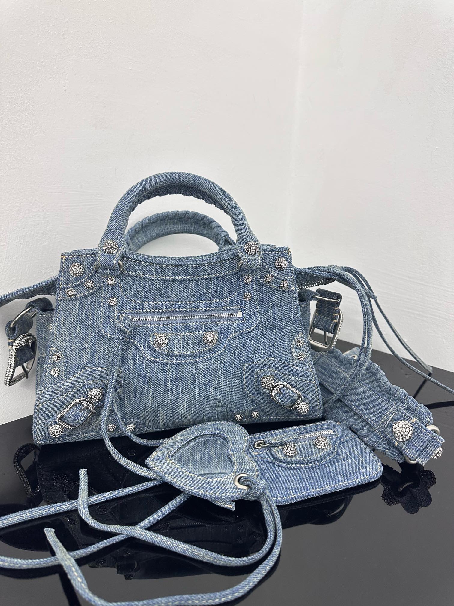 Balenciaga Neo cagole en jean avec strass, sac moto, porté main et bandoulière
