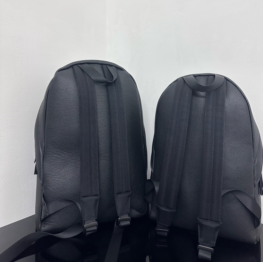 Size comparison Balenciaga explorer backpack