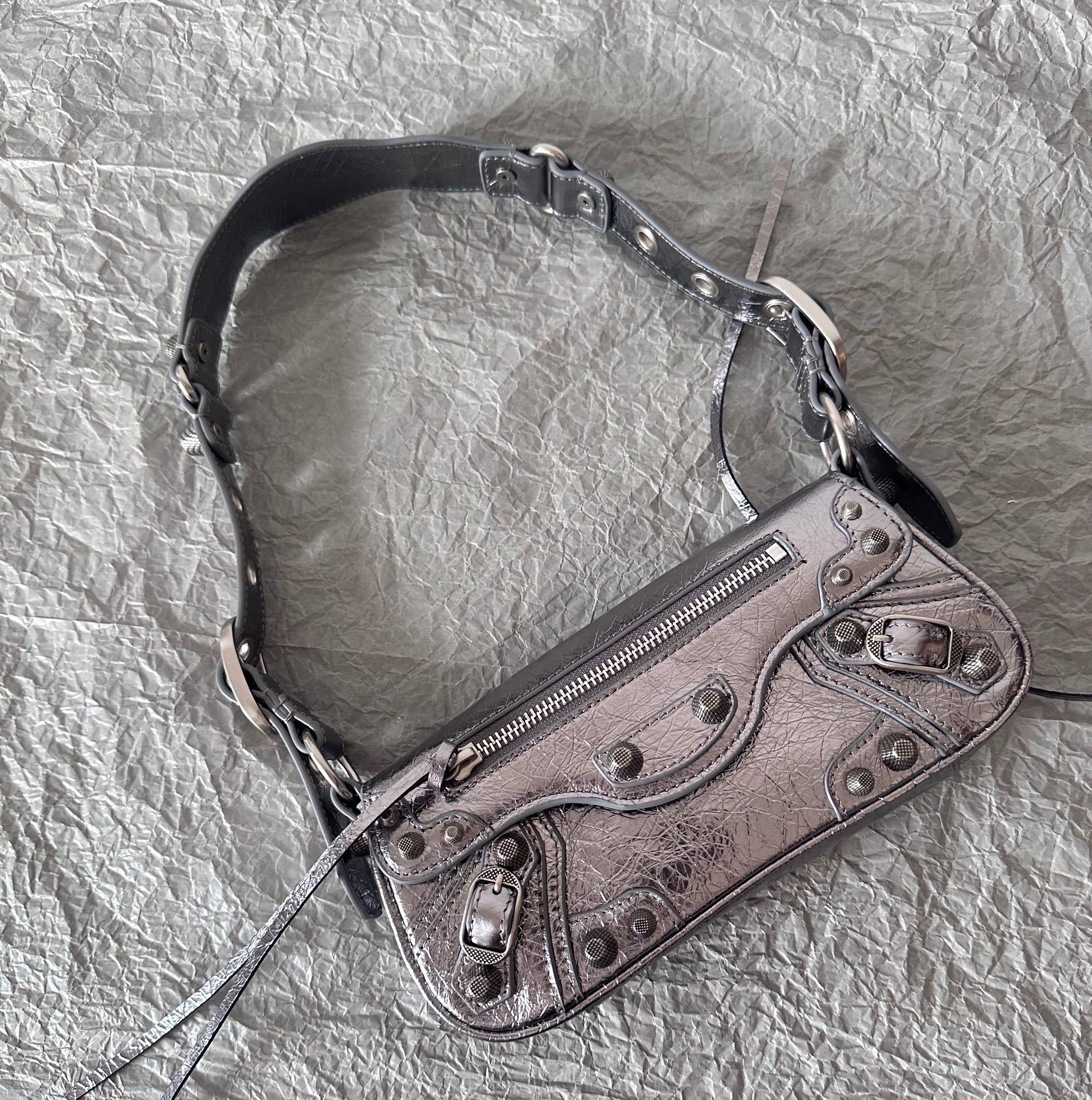 *24新品CagoleSlingXs银色Lecagole系列新款法棍包LeCagoleSlingBag手