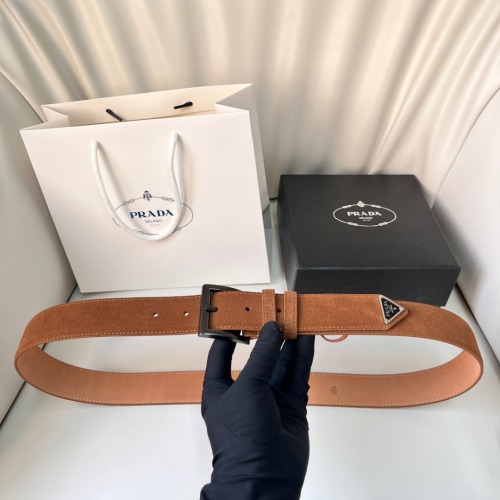 Ceinture Prada en cuir suède avec logo triangulaire émaillé - Unisexe, 3.5 cm 1 Ceinture Prada en cuir suède avec logo triangulaire émaillé - Unisexe, 3.5 cm