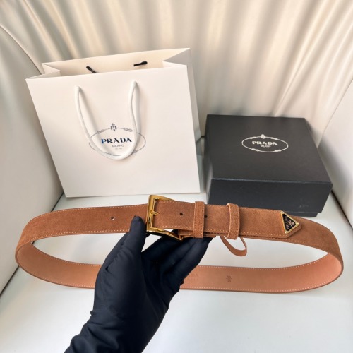 Prada Suède Leren Riem met Driehoekige Gesp - Stijlvol & Tijdloos 1 Prada Suède Leren Riem met Driehoekige Gesp - Stijlvol & Tijdloos