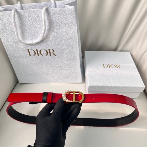 Ceinture Dior Rouge en Cuir Verni avec Boucle Perlée CD, 2.5cm 1 Ceinture Dior Rouge en Cuir Verni avec Boucle Perlée CD, 2.5cm