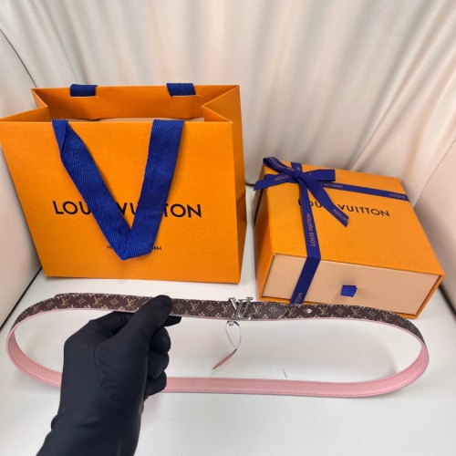 حزام لويس فويتون LV الأيقوني بنقشة Monogram و مشبك فضي أنيق 1 حزام لويس فويتون LV الأيقوني بنقشة Monogram و مشبك فضي أنيق