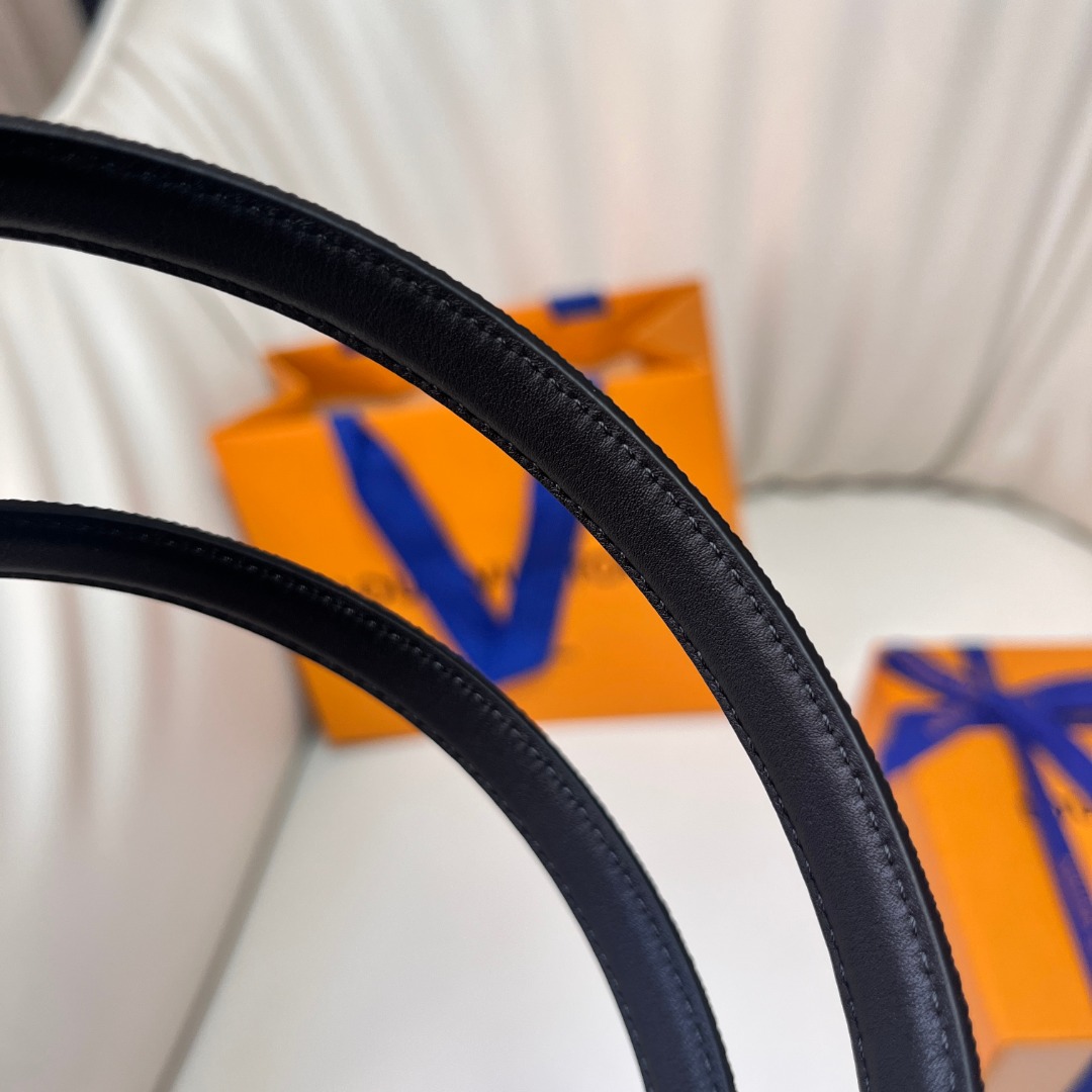 Louis Vuitton 1.5cm Reversible Monogram Belt,Adjustable,Timeless Design 9 o 1if1thntfnarpn716lpcqq1stb4r