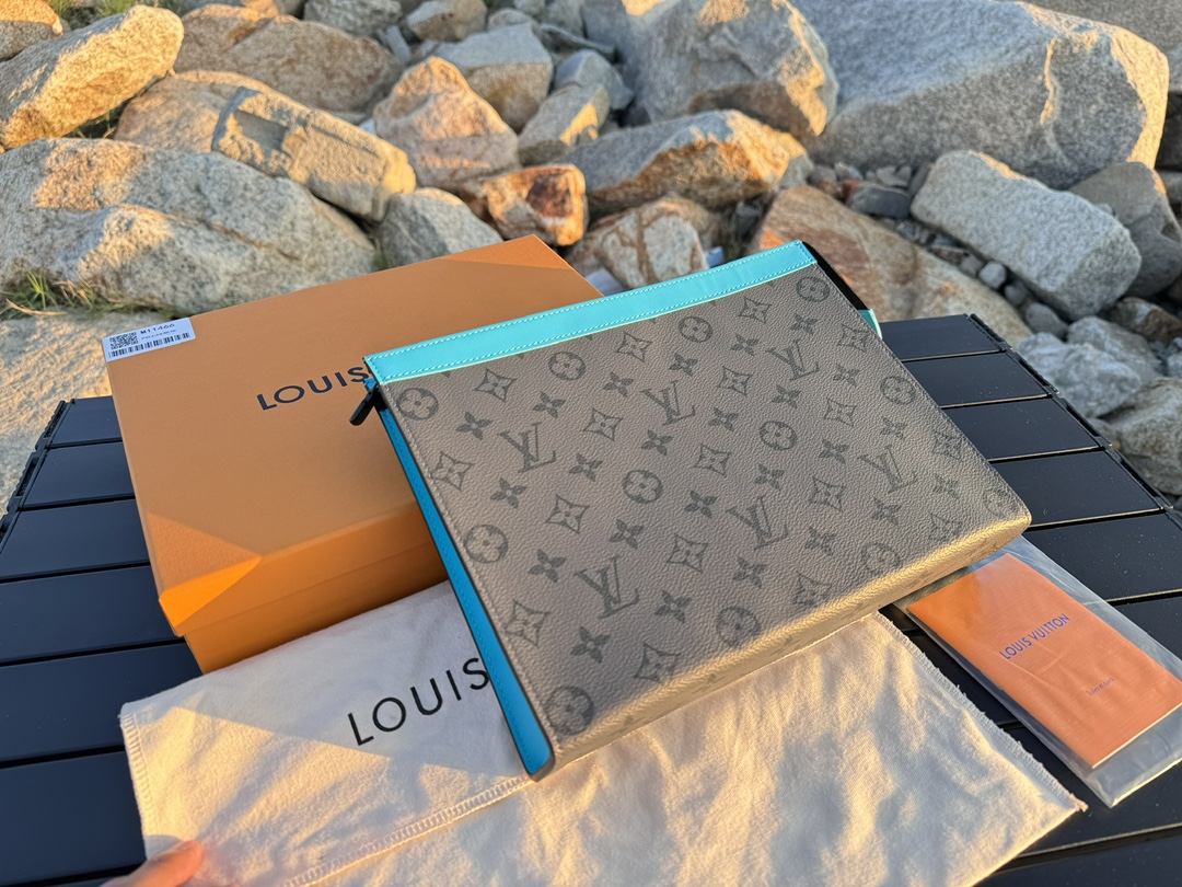 NO:671743,[Top Original Order] M11466 Handbag This Pochette Voyage medium clutch bag is made of Monogram Eclipse Reverse canvas, with leather trim, matte metal parts and fabric lining, and is neatly stored with card compartments and patch pockets. It can be easily held or placed in a travel bag. Size: 27x21x6., LV wallet, louis vuitton, versace, wallets, handbag19860909【顶级原单】M11466手包本款Pochette Voyage 中号手拿包取材 Monogram Eclipse Reverse 帆布,搭配皮革饰边、哑光金属件和织物内衬,再以卡片夹层和贴袋实现齐整收纳.既可轻松手持,亦可置于旅行袋中.尺寸:27x21x6.,LV钱包,louis vuitton,versace,wallets,handbag,欧美剧