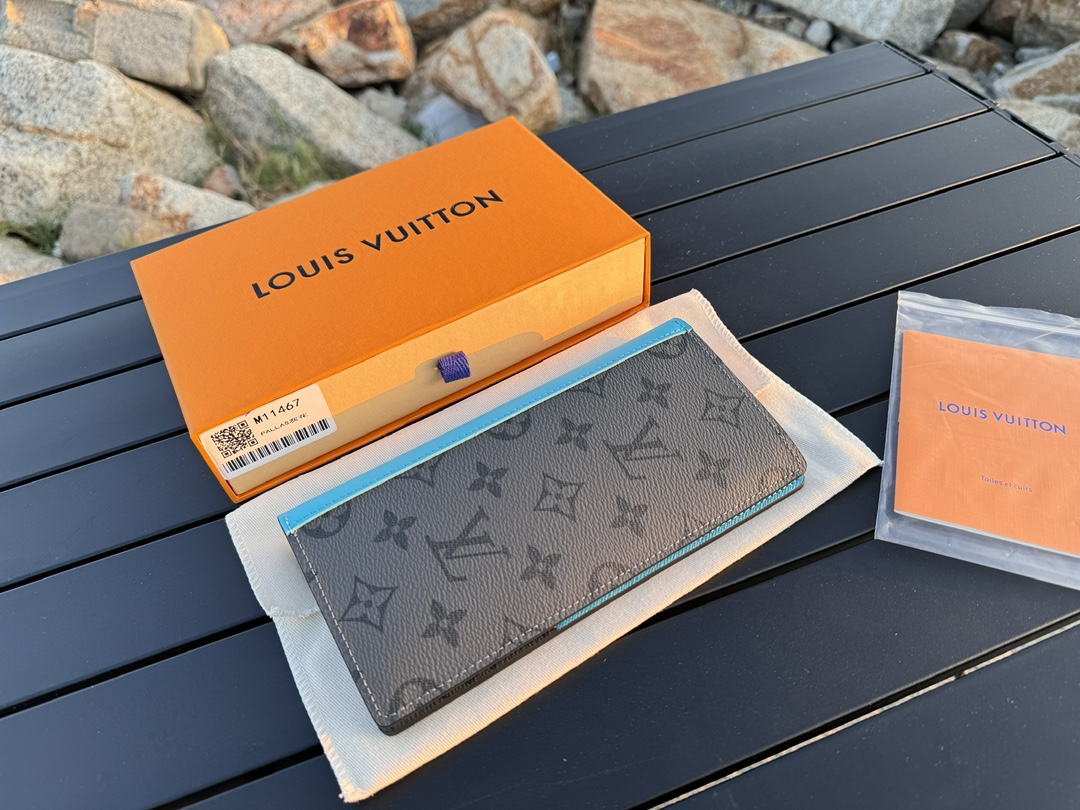 NO:671740,[Top Original] M11467 Suit Clip This Brazza wallet is made of Monogram Eclipse Reverse canvas, with leather trimming to inject a touch of bright color. The slender shape includes a wealth of functions, with card compartments, zipper pockets and multiple compartments for easy storage of coins, banknotes and receipts. The matte metal parts add a handsome style. Size: 19x10x2., LV wallet, louis vuitton, versace, wallets, business suit suit19860909【顶级原单】M11467西装夹本款 Brazza 钱夹取材 Monogram Eclipse Reverse 帆布,以皮革饰边注入一抹鲜明色彩.纤长构型囊括丰富功能,设有卡片夹层、拉链袋和多个隔层,便于存放硬币、纸钞及票据.哑光金属件再添俊朗格调.尺寸:19x10x2.,LV钱包,louis vuitton,versace,wallets,business suit,欧美剧