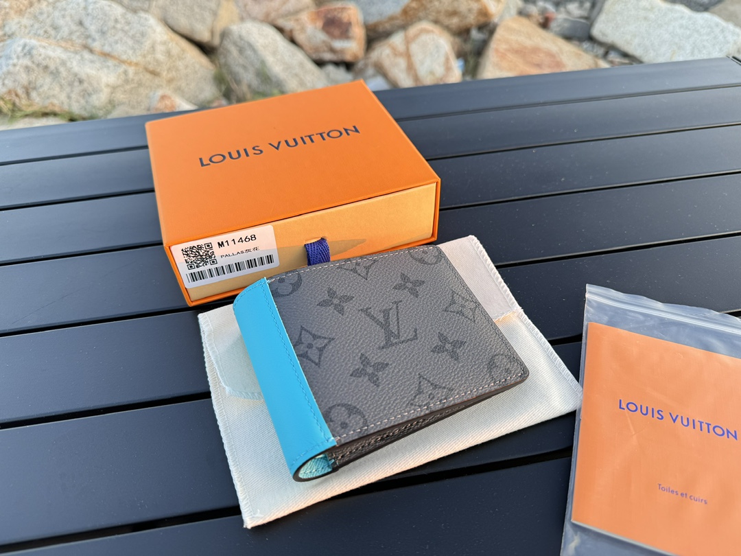 NO:671737,[Top Original] M11468 Short Clip This Multiple wallet is made of Monogram Eclipse Reverse coated canvas to outline simple lines, and is trimmed with cow leather to inject eye-catching touches. It has a card compartment and a banknote compartment inside, and its exquisite shape can be easily placed in most pockets or handbags. Size: 11.5x9x1.5., LV wallet, louis vuitton, versace, wallets, cowhide19860909【顶级原单】M11468短夹本款 Multiple 钱夹选用 Monogram Eclipse Reverse 涂层帆布勾勒简洁线条,以牛皮革饰边注入瞩目笔触.内设卡片夹层和钞票隔层,玲珑构型可轻松置于多数口袋或手袋.尺寸:11.5x9x1.5.,LV钱包,louis vuitton,versace,wallets,cowhide,欧美剧