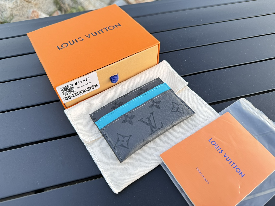 NO:671759,[Top original order] M11471 card holder This card holder is made of Monogram Eclipse Reverse canvas, giving the Monogram pattern an elegant faded look, showing Pharrell Williams' new interpretation of classic elements. The retro Marque L.Vuitton Déposée logo is displayed on the front, once again paying tribute to the brand's long heritage. Size 11×7., LV wallet, louis vuitton, versace, wallets19860909【顶级原单】M11471卡夹本款卡夹取材 Monogram Eclipse Reverse 帆布,赋予 Monogram 图案优雅的褪色观感,展现 Pharrell Williams 对经典元素的焕新演绎.正面呈现复古 Marque L.Vuitton Déposée 标识,再度致意品牌悠远传承.尺寸11×7.,LV钱包,louis vuitton,versace,wallets,欧美剧