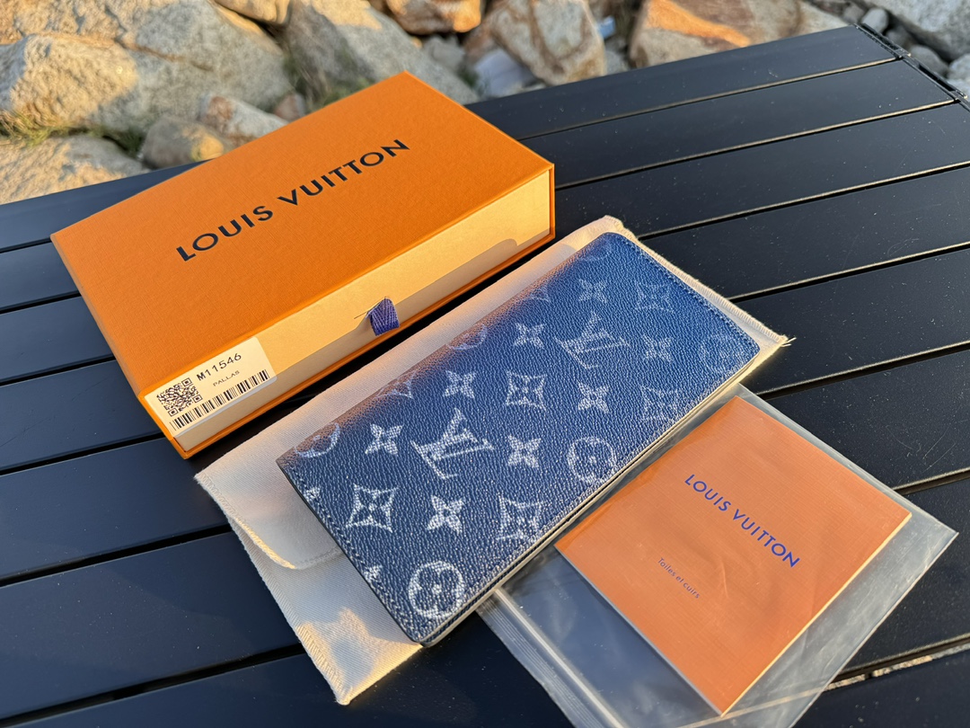 NO:672510,[Top original item] M11546 blue 'Portofouil Braza NM' made of Monogram Gradient canvas. The familiar Monogram pattern is printed on the clothes in a gradient and low-key way. The classical lines of the wallet set off the pattern beautifully. Size: 10 x 19 x 2 cm., LV wallet, louis vuitton, wallets19860909【顶级原单】M11546蓝用Monogram·Gradient帆布制作的“Portofouil Braza NM”.将大家熟悉的Monogram图案,以渐变的低调方式印在衣服上.钱包的古典线条将图案衬托得美丽动人.尺寸:10 x 19 x 2厘米.,LV钱包,louis vuitton,wallets,欧美剧