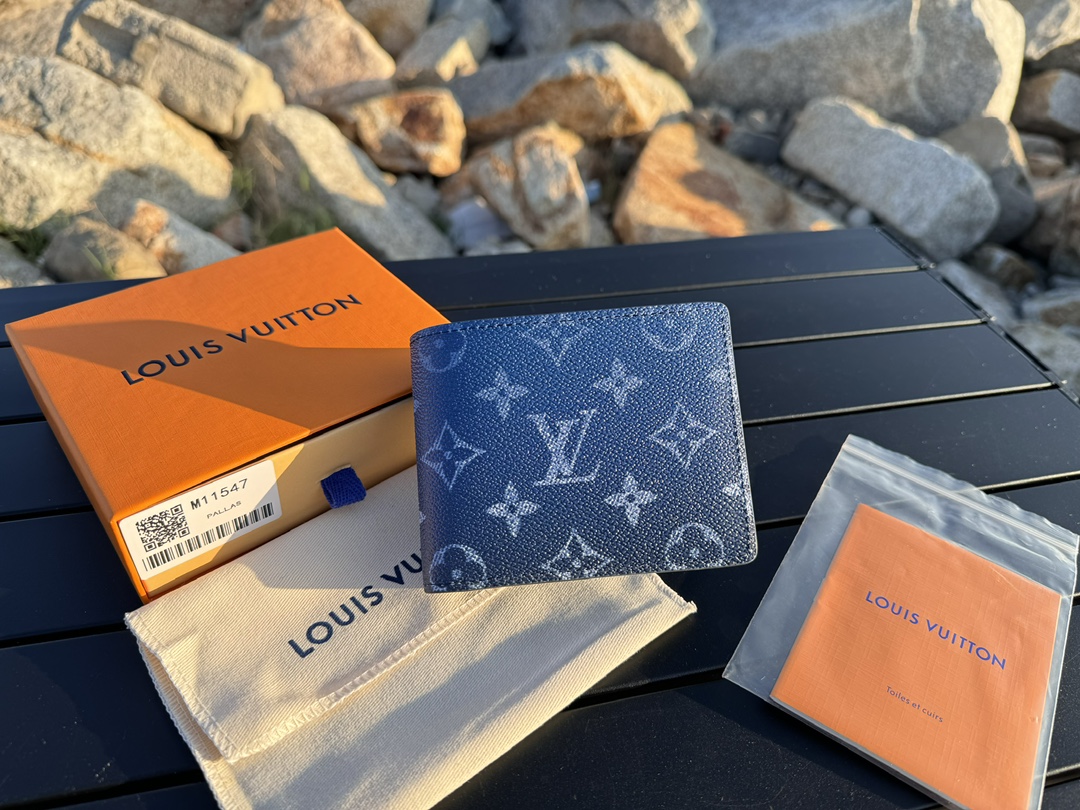 NO:672506,[Top original item] M11547 blue freshly updated 'Portofouille Multiple' on Monogram Gradient canvas. Gradient printing is used on the canvas to gradually fade out the iconic Monogram flowers and LV initials. It is a classic and modern item. Size: 11.5 x 9 x 1.5 cm., LV wallet, louis vuitton, wallets19860909【顶级原单】M11547蓝在Monogram Gradient帆布上新鲜更新的“Portofouille Multiple”.在帆布上使用渐变色印花,将标志性的Monogram花卉和LV首字母逐渐淡化,是一款既古典又现代的单品.尺寸:11.5 x 9 x 1.5厘米.,LV钱包,louis vuitton,wallets,欧美剧