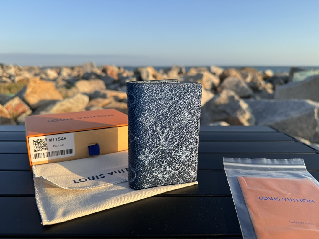 NO:672504,[Top original order] M11548 blue completes the stylish and functional 'Organizer du Push' on Monogram Gradient canvas. The canvas with printed diamond pattern extends upward, adding an unexpected twist to the classic design. There are 3 card slots and 5 pockets inside, and a flat outer pocket on the back. Dimensions: 7.5 x 11.1 x 1 cm., LV wallet, louis vuitton, wallets19860909【顶级原单】M11548蓝在Monogram Gradient帆布上完成时尚且功能性的“Organizer du Push”.用印有菱格图案的帆布向上延伸,给经典设计增添了意想不到的转折.内部有3个卡槽和5个口袋,背面有一个扁平的外口袋.尺寸:7.5 x 11.1 x 1厘米.,LV钱包,louis vuitton,wallets,欧美剧