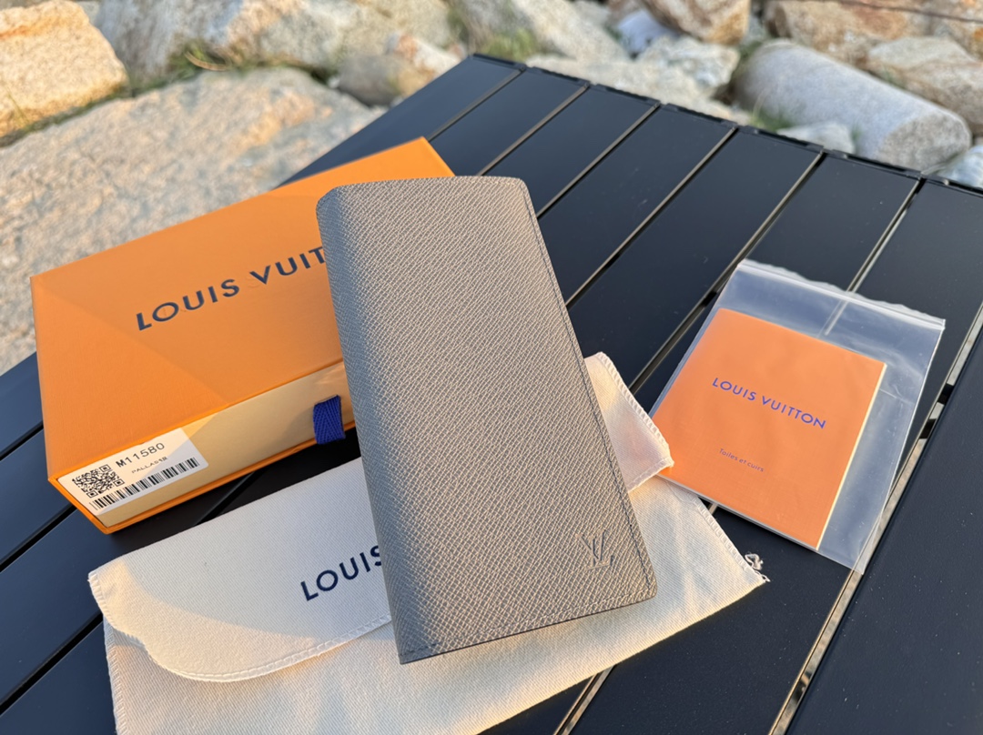 NO:672025,[Top Original] M11580 Suit Clip This Brazza wallet is made of durable Taiga cow leather, with contrasting color lining to highlight the modern style. It has a card compartment, a zippered coin pocket and compartments that can store banknotes, documents and receipts. Size: 19x10x2., LV wallet, louis vuitton, wallets, business suit, cowhide19860909【顶级原单】M11580西装夹本款Brazza 钱夹取材耐用 Taiga 牛皮革,以撞色内衬彰显摩登风尚.内设卡片夹层、拉链零钱袋和可收纳纸钞、文件和票据的隔层.尺寸:19x10x2.,LV钱包,louis vuitton,wallets,business suit,cowhide,欧美剧