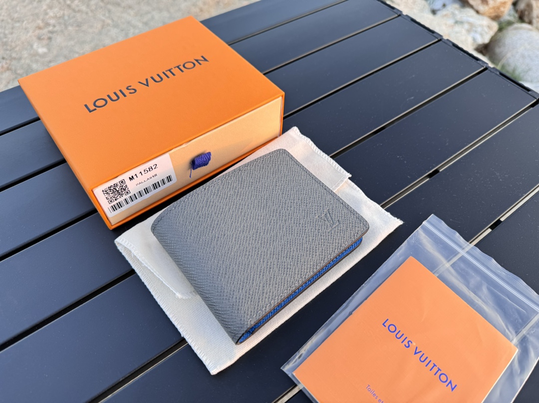 NO:672029,[Top original order] M11582 short clip This Slender wallet has the strong texture of Taiga grain leather, and uses calm tones to highlight the simple style. The slim structure has a card compartment and a banknote compartment, and can be easily placed in most pockets or handbags. Size: 11x8.5x2., LV wallet, louis vuitton, wallets19860909【顶级原单】M11582短夹本款Slender 钱夹拥有 Taiga 粒面皮革的强韧质感,以沉稳色调烘托简约风范.纤薄构型设有卡片夹层和钞票隔层,亦可轻松置于多数口袋或手袋.尺寸:11x8.5x2.,LV钱包,louis vuitton,wallets,欧美剧