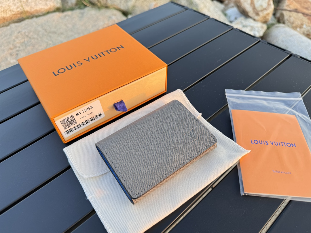 NO:672033,[Top original order] M11583 coin purse ENVELOPPE CARTE DE VISITE business card holder, made of Damier Graphite coated canvas fabric, this slender and exquisite Enveloppe Carte de Visite business card holder can be easily put into a pocket or bag. Snap button closure design, safe storage of business cards and credit - The exterior of the bag is made of Damier Graphite coated canvas - Cowhide lining - Silver metal accessories - 1 credit card slot -  With support panel compartment, snap button closure. Size: 10.5x8cm., LV wallet, louis vuitton, cartier, wallets, cowhide19860909【顶级原单】M11583零钱包ENVELOPPE CARTE DE VISITE 名片夹、采用Damier Graphite涂层帆布面料,此款修长而精致的Enveloppe Carte de Visite名片夹可轻松放入口袋或包袋中.摁扣开合设计,安然存放名片与信用- 包身外部采用Damier Graphite涂层帆布- 牛皮内衬- 银色金属配件- 1个信用卡槽- 带撑板隔层 摁扣开合.尺寸:10.5x8cm.,LV钱包,louis vuitton,cartier,wallets,cowhide,欧美剧