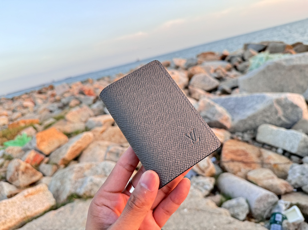 NO:672036,[Top Original Order] M11581 Pocket Wallet This pocket wallet is made of durable Taiga grained cow leather, and is paired with contrasting color lining to release an elegant style. The compact structure has a card compartment, an inner pocket and an outer patch pocket, and can be easily placed in most pockets. Size: 7.5x11.1x1., LV wallet, louis vuitton, wallets, cowhide19860909【顶级原单】M11581口袋钱夹本款口袋钱夹取材耐用 Taiga 粒面牛皮革,与撞色内衬共同释放典雅格调.紧凑构型设有卡片夹层、内袋和外贴袋,亦可轻松置于多数口袋.尺寸:7.5x11.1x1.,LV钱包,louis vuitton,wallets,cowhide,欧美剧