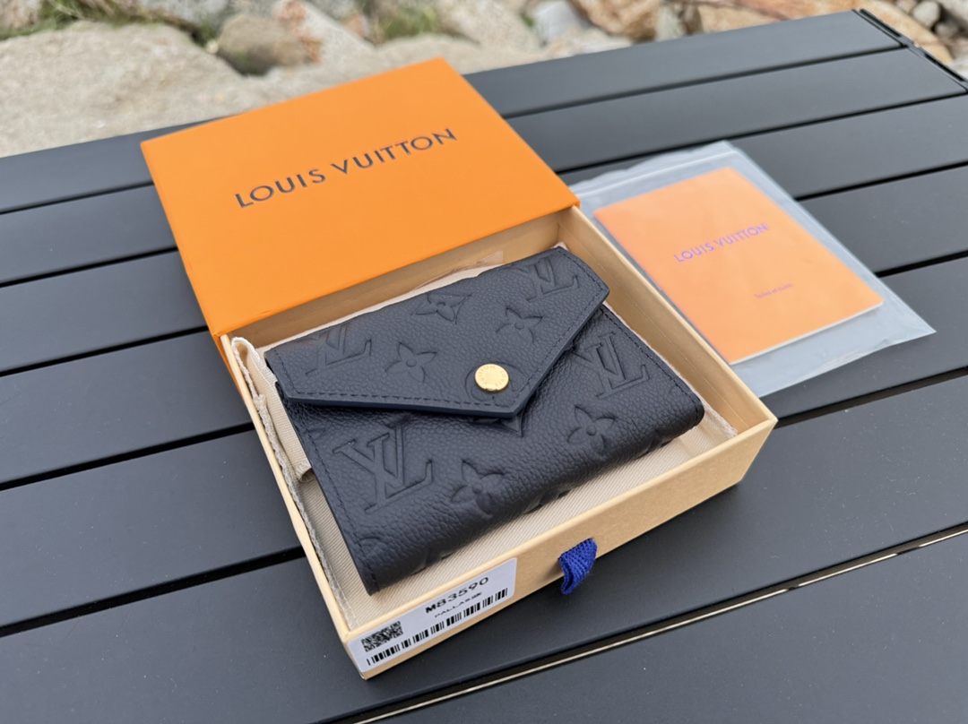 NO:672046,[Top original order] M83590 Blue This Victorine wallet is reinterpreted this season with soft Monogram Empreinte grain leather perfectly embellished with Louis Vuitton's iconic Monogram embossed pattern. The compact envelope-style wallet has multiple practical compartments, including compartments for change and banknotes and six business card compartments. Size: 12 x 9.5 x 1.5., LV wallet, louis vuitton, louis vuitton, wallets19860909【顶级原单】M83590蓝這款Victorine錢包今季以路易威登的標誌性Monogram壓花圖案完美點綴的柔軟Monogram Empreinte粒面皮革重新演繹,尺寸小巧的信封式錢包設有多個實用間隔,包括放置零錢和紙幣的隔層及六個名片夾層.尺寸:12 x 9.5 x 1.5.,LV钱包,louis vuitton,louis vuitton,wallets,欧美剧