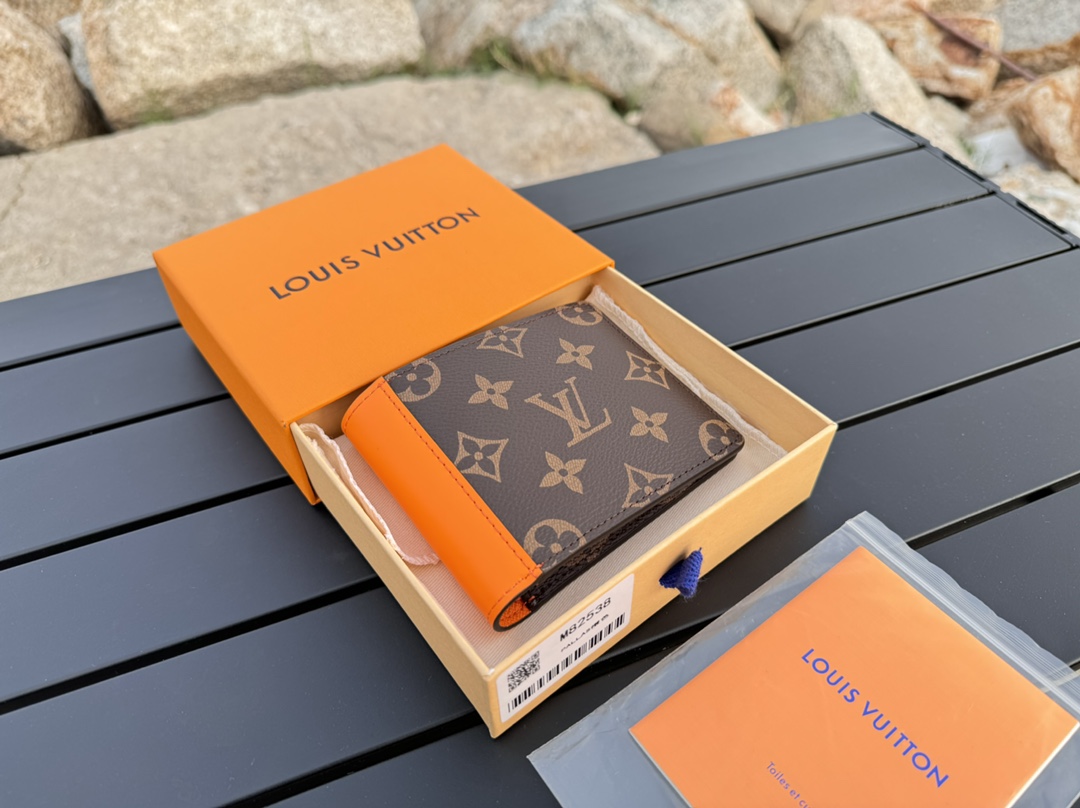 NO:672023,[Top Original Order] M82538 Short Clip This Multiple wallet is made of Monogram Macassar canvas with Saffron orange cowhide trim, creating a classic aesthetic with a contemporary feel. The Multiple wallet has eight business card compartments and a banknote compartment, which can be easily put into most pockets. Dimensions: 11.5 x 9 x 1.5 cm., LV wallet, louis vuitton, wallets, cowhide19860909【顶级原单】 M82538短夹這款Multiple錢包以Monogram Macassar帆布配搭Saffron 橙色牛皮飾邊,締造兼具當代氣息的經典美學.Multiple錢包設有八個名片夾層及一個紙幣隔層,可輕易放入大部份口袋.尺寸:11.5 x 9 x 1.5厘米.,LV钱包,louis vuitton,wallets,cowhide,欧美剧