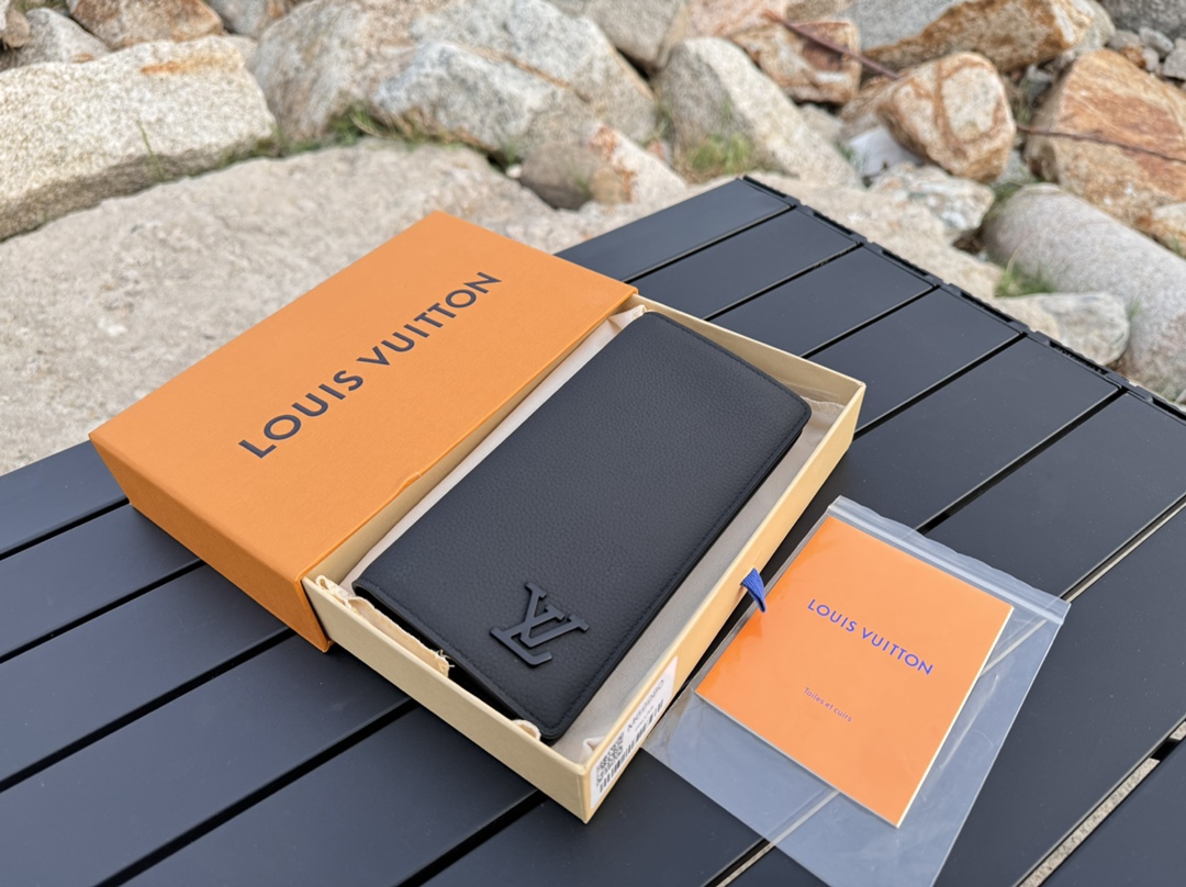 NO:673138,[Top original order] M69980 black brand new LV Aerogram Brazza wallet with delicate texture of heavy-grain cow leather, and low-key identity stamped with metal LV letters. The compartments and card slots can accommodate banknotes, documents and coins, and are suitable for matching with LV Aerogram series handbags. Size: 10x19x2., LV wallet, louis vuitton, wallets, cowhide19860909【顶级原单】M69980黑全新LV Aerogram Brazza 钱夹着重粒面牛皮革的细腻质感,再以金属LV 字母低调烙印身份.隔层和卡位可容纳纸钞、文件和硬币,与 LV Aerogram 系列手袋搭配相宜.尺寸:10x19x2.,LV钱包,louis vuitton,wallets,cowhide,欧美剧