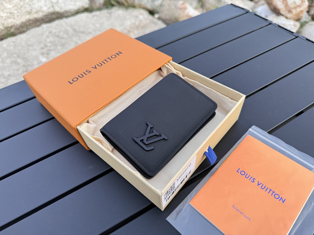 NO:673136,[Top original order] M69979 black Aerogram pocket wallet. The calfskin is as soft as old aviation letterhead. The metal letters discreetly mark the brand identity. It is equipped with compartments and card slots to achieve the fusion of elegance and functionality. Can be matched with any LV Aerogram series handbag. Size 8.0 x 11.0 x 1.0 cm., LV wallet, louis vuitton, wallets, cowhide19860909【顶级原单】M69979 黑色Aerogram 口袋钱夹选取的小牛皮柔软如旧时航空信笺,金属 字母低调标注品牌身份,配有隔层和卡位,成就雅致与功能的融合.可搭配任意 LV Aerogram 系列手袋.尺寸8.0 x 11.0 x 1.0 厘米.,LV钱包,louis vuitton,wallets,cowhide,欧美剧